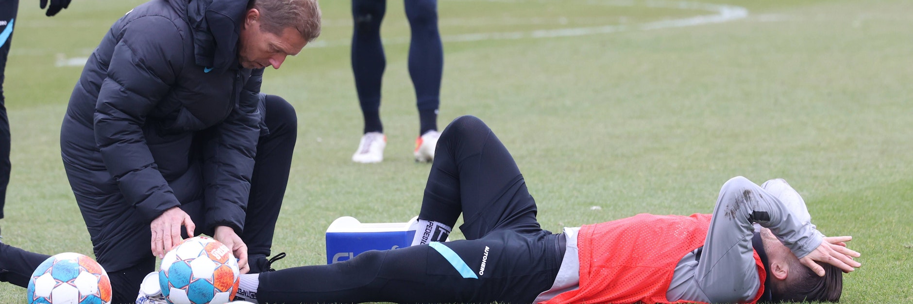 Das tut beim Hinsehen weh! Peter Pekarik greift sich vor Schmerzen an den Kopf, als Physiotherapeut Jürgen Lange seinen Knöchel behandelt.