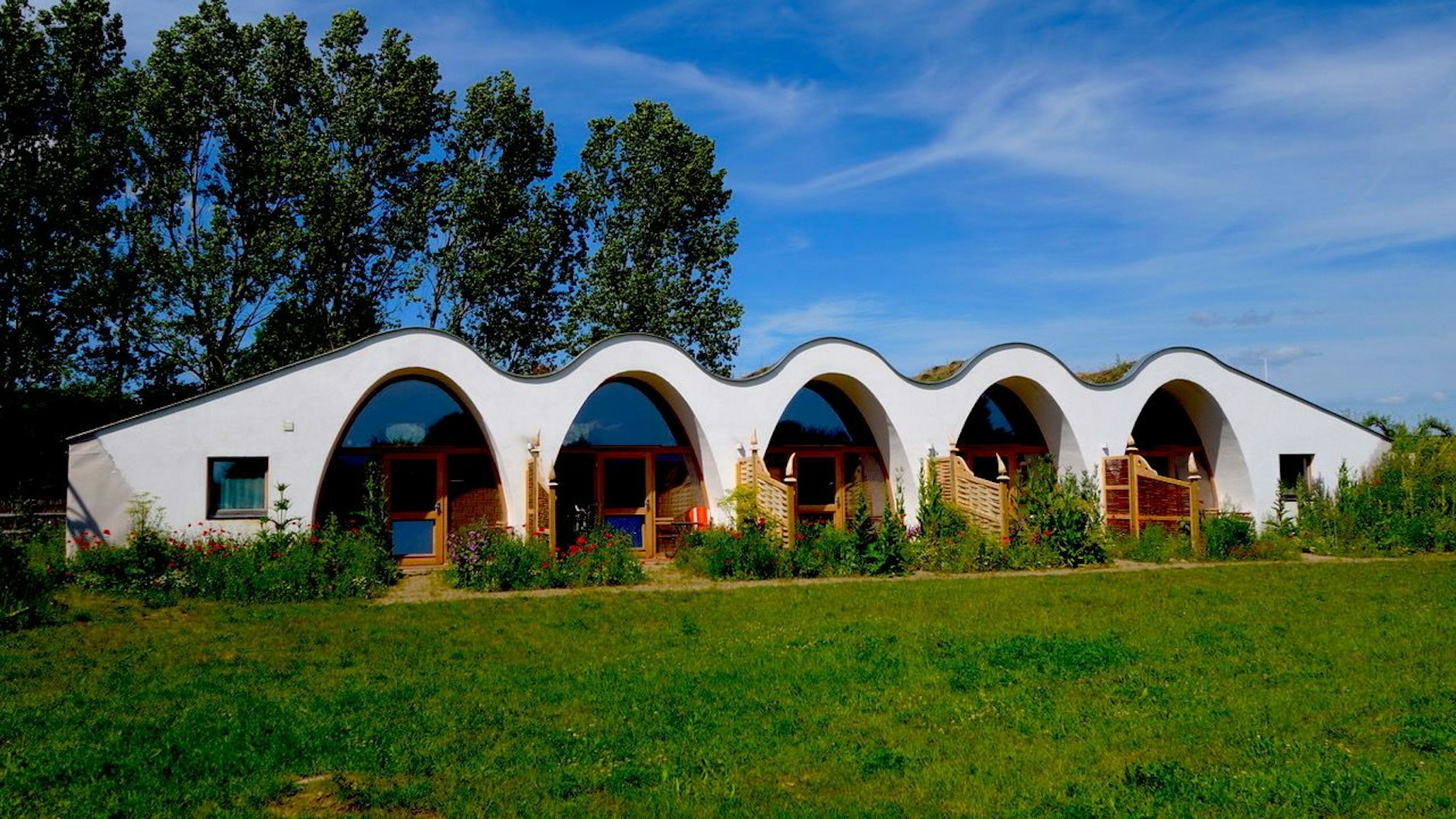 Wellenform: Das Gebäude hat Professor Gernot Minke im Jahr 2015 entworfen. Es ist der erste in Deutschland genehmigte Tonnengewölbebau aus Strohballen.