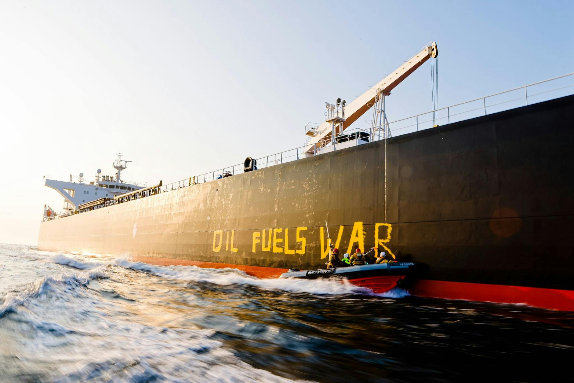 Aktivisten der Umweltorganisation Greenpeace malen in Fehmarn den Schriftzug «Oil fuels war» auf den Rumpf eines Schiffes, das russisches Öl auf der Ostsee transportiert. Auch in Brandenburg startete die Umweltschutzorganisation eine Aktion an der Autobahn A 9.