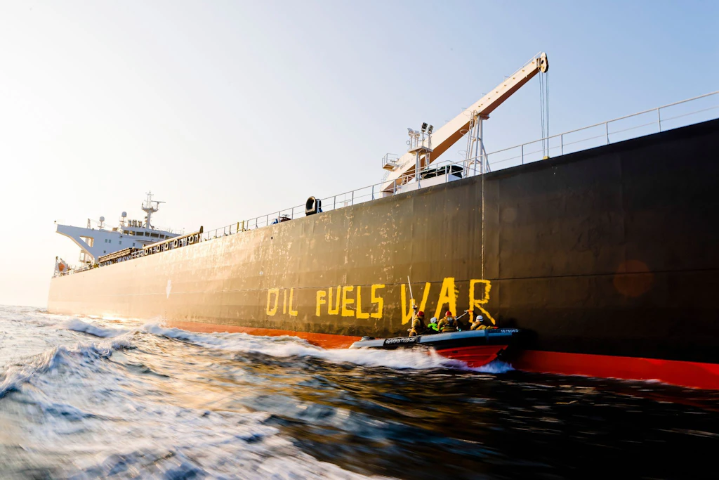 Tempolimit bei 100 km/h: Greenpeace-Aktion in Brandenburg für die Ukraine