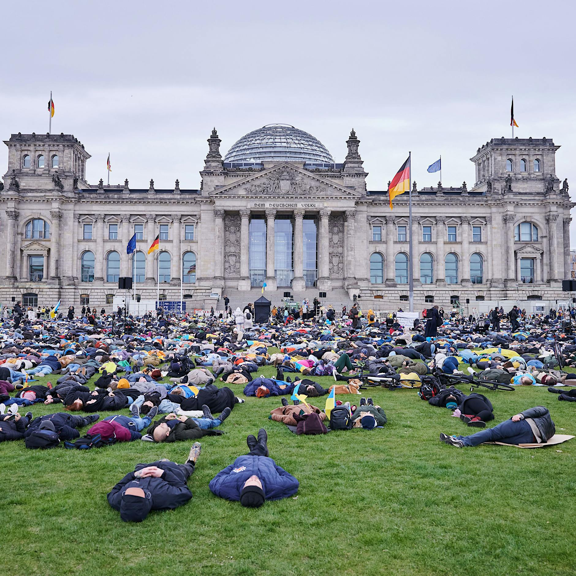 Protest gegen Ukraine-Krieg: „Menschenteppich“ im Regierungsviertel