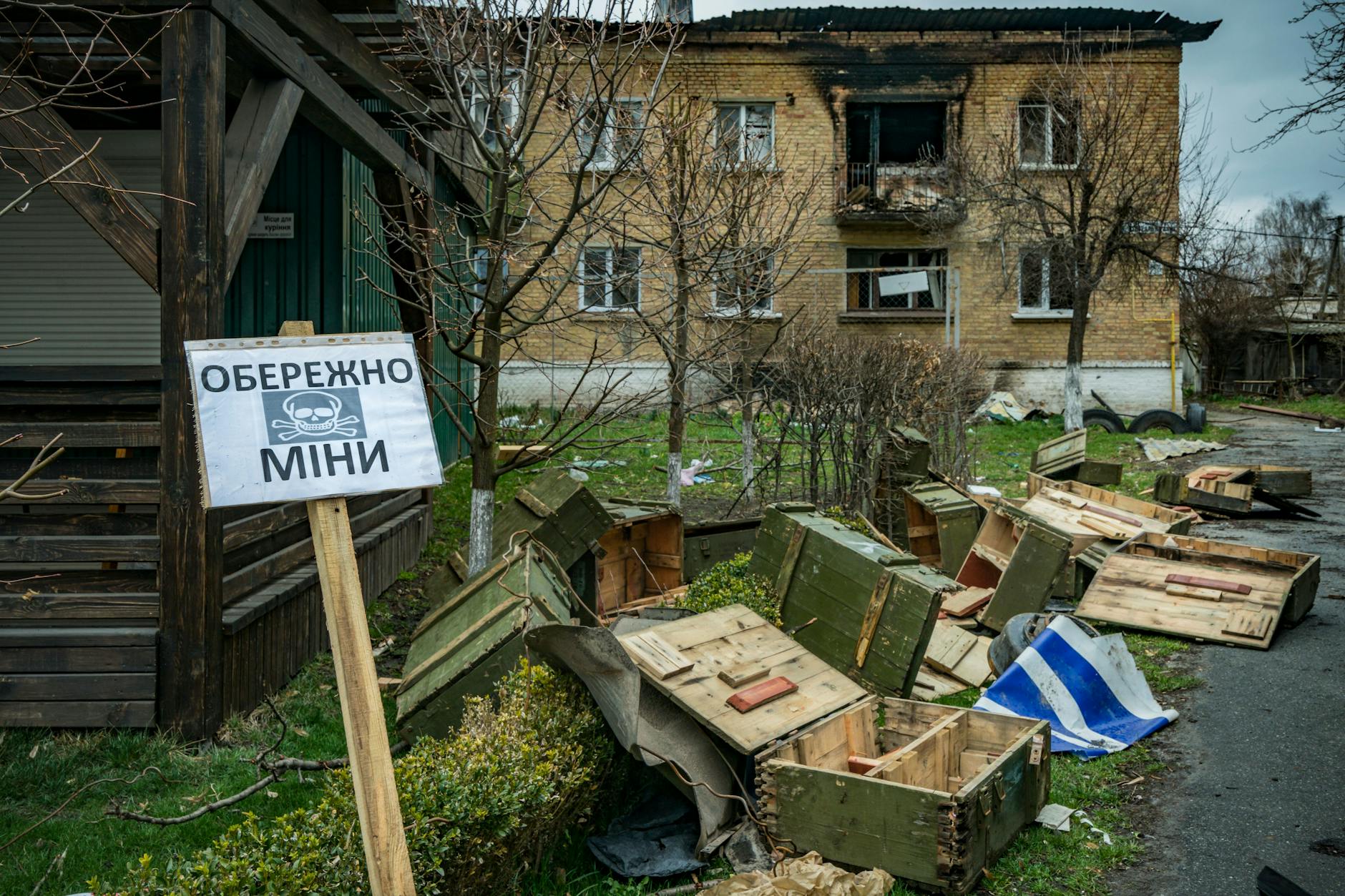 Ein Schild warnt vor Minen in Borodjanka, die die russischen Truppen zurückgelassen haben.