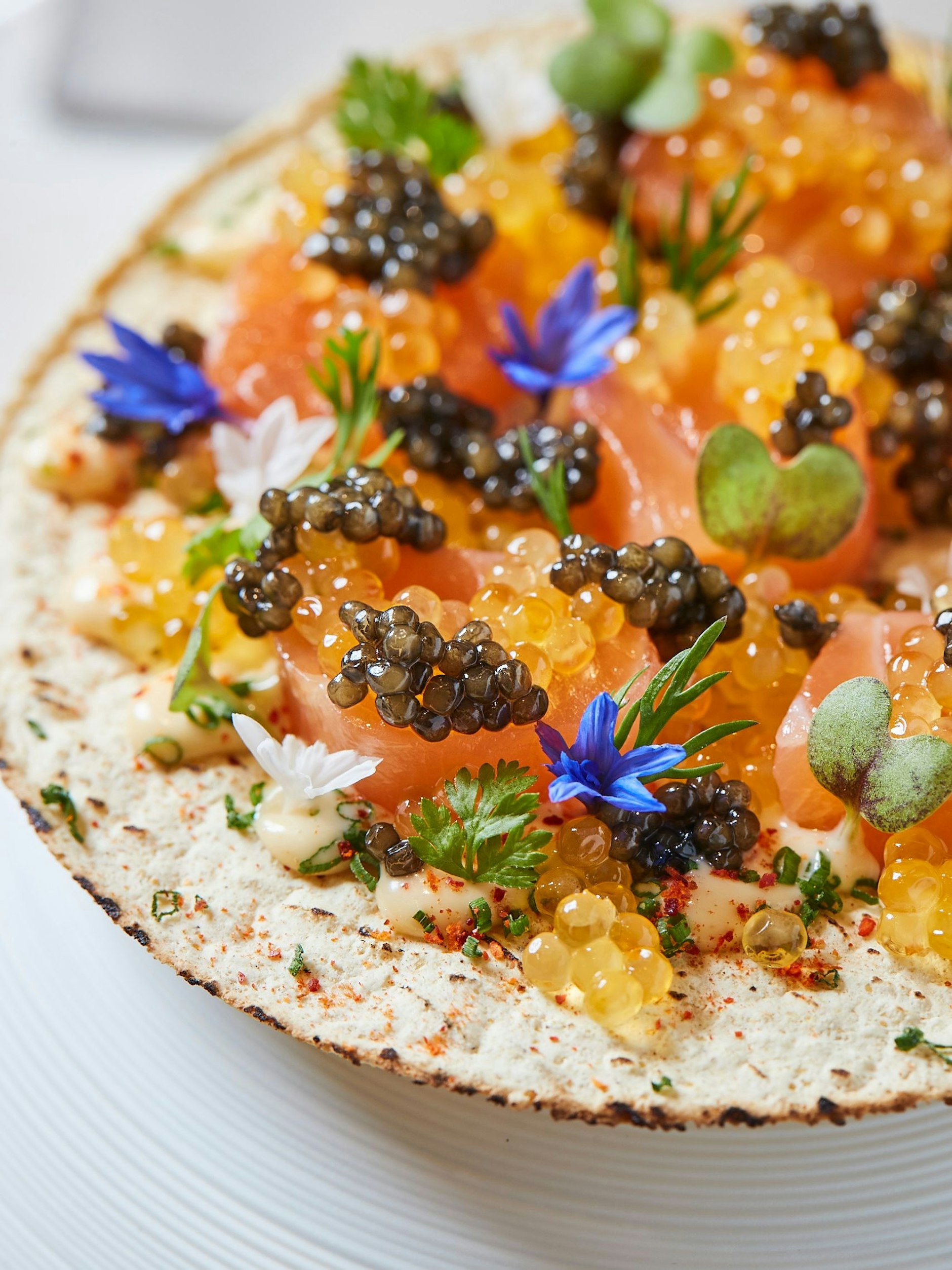 Sieht schon mal gut aus: Lachs-Sashimi mit Kaviar und Blüten-Dekor