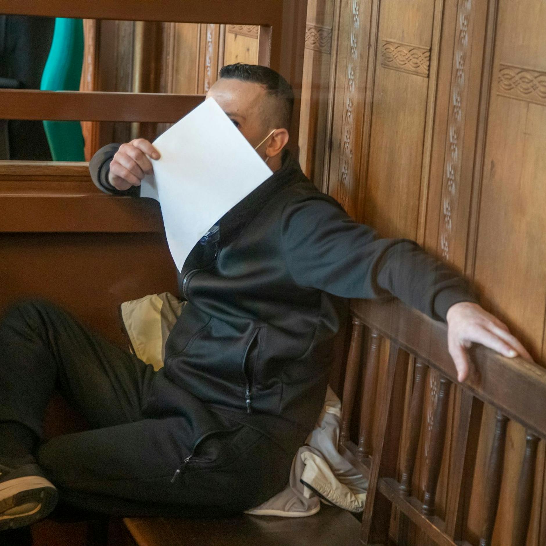 Der Oma-Räuber mit der miesen Überfallmasche: DARUM gab er sich vor Gericht in Berlin ganz kleinlaut