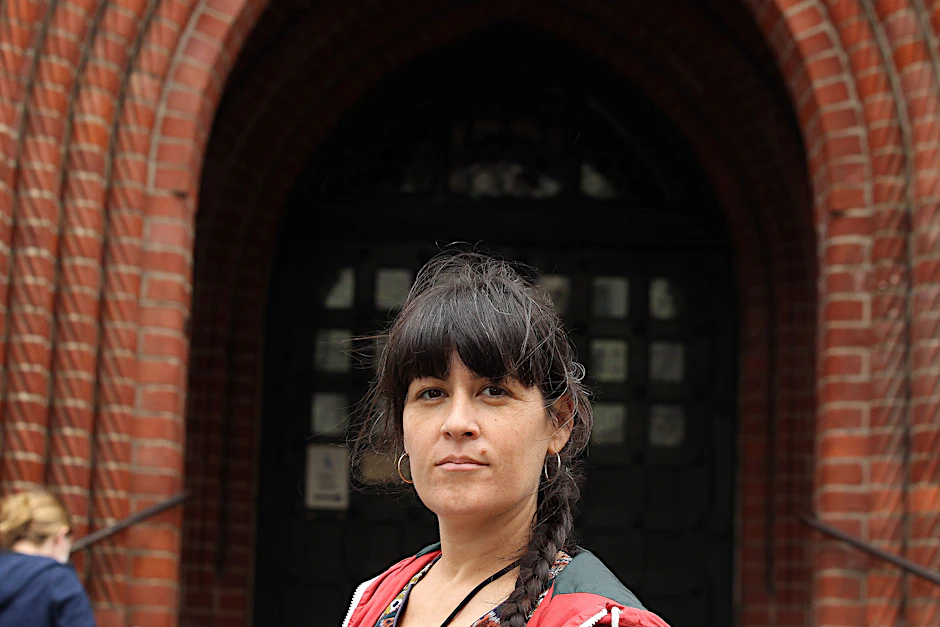 Gabrielle Lebreton steht vor dem Rathaus Köpenick (Archivbild).