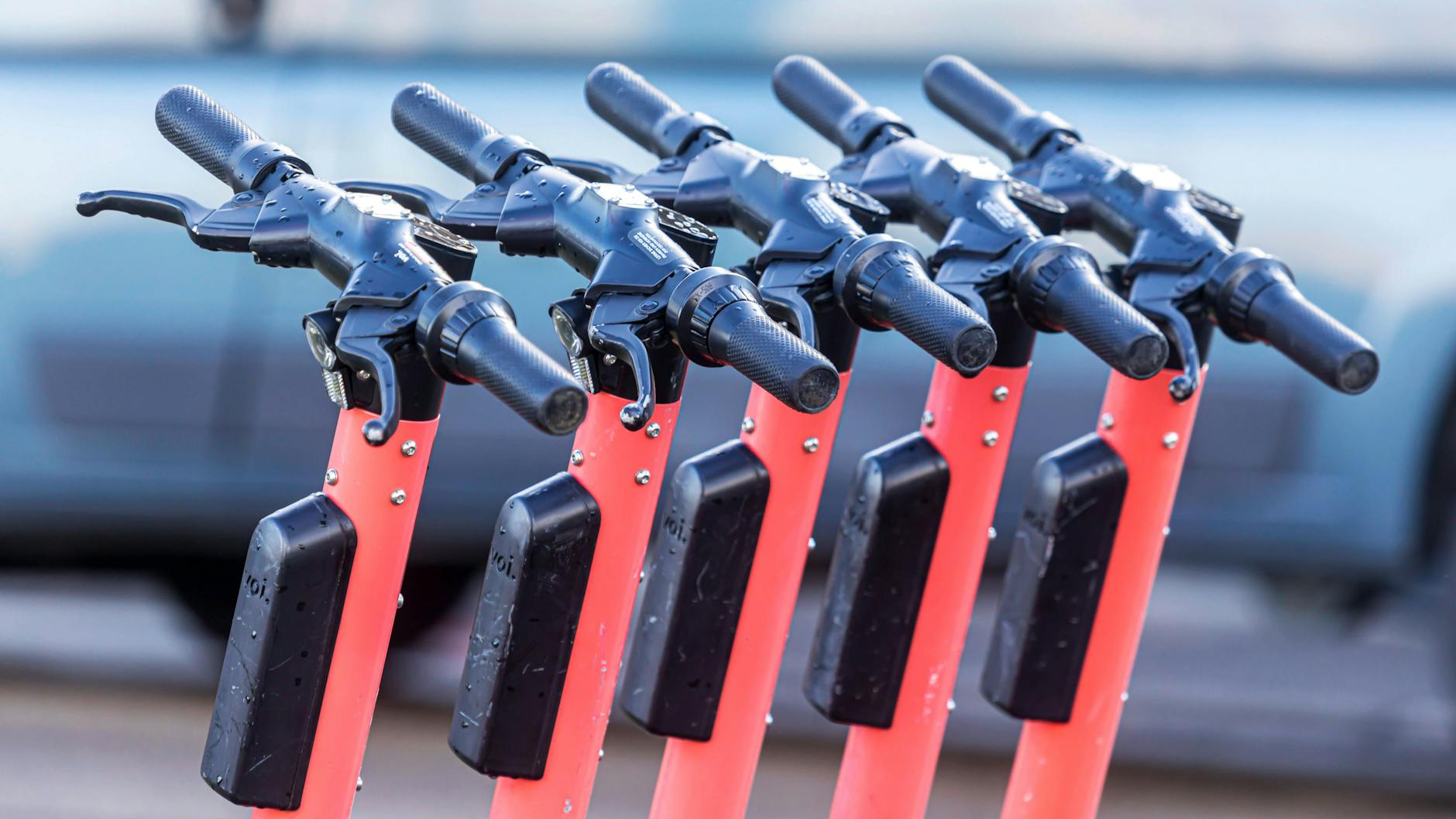 Startklar: E-Scooter des schwedischen Unternehmens Voi warten in Berlin auf Mieter.