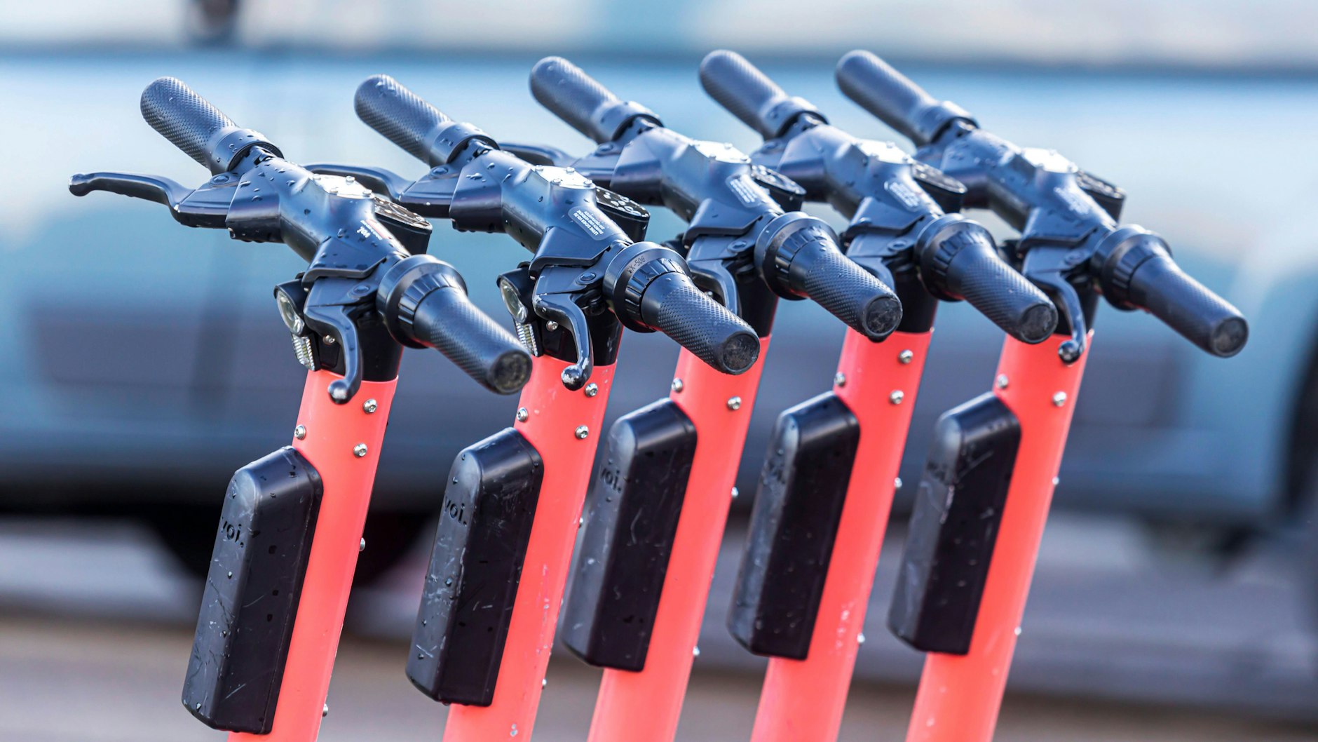 Startklar: E-Scooter des schwedischen Unternehmens Voi warten in Berlin auf Mieter.