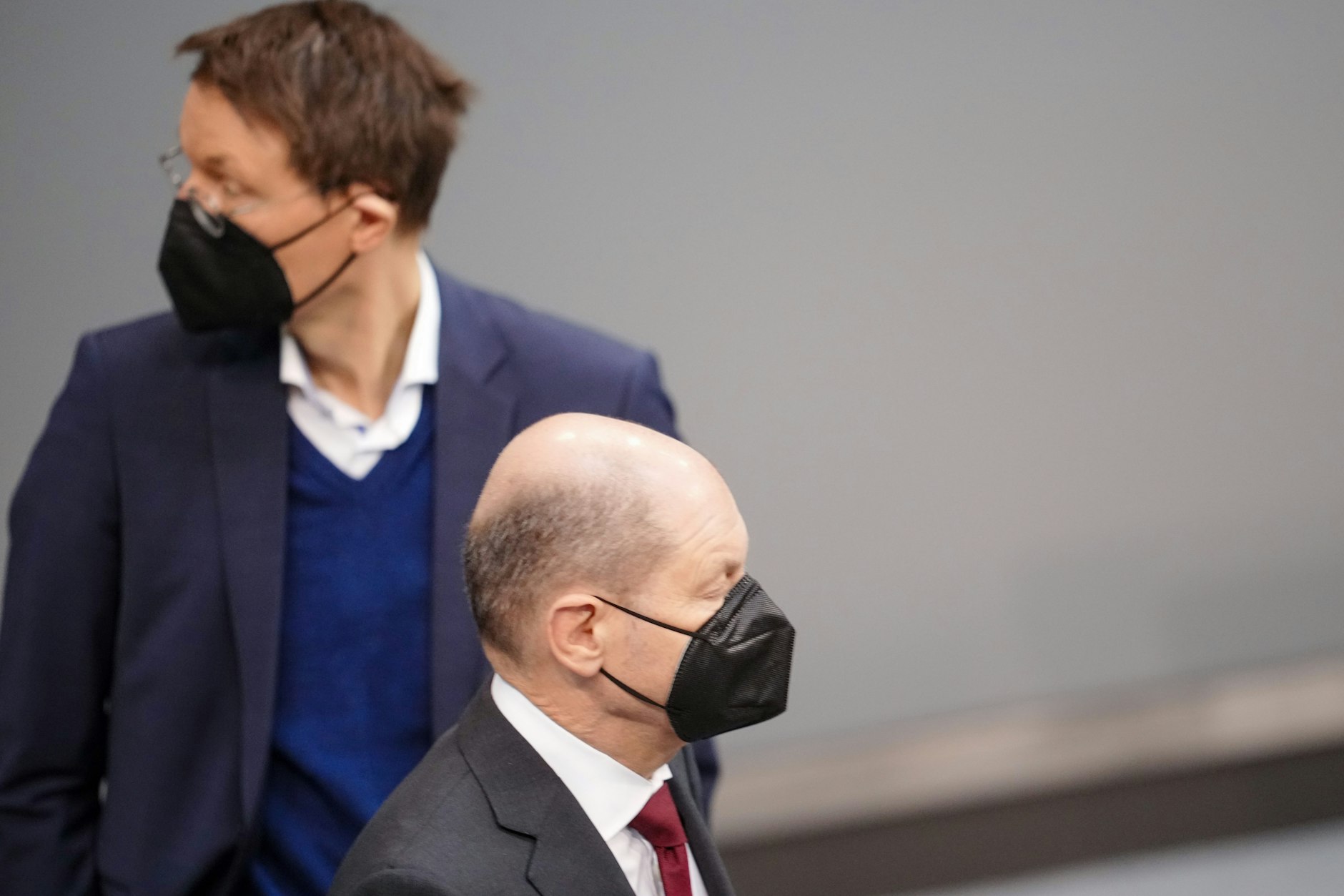 Gesundheitsminister Karl Lauterbach (links) und Kanzler Olaf Scholz (rechts) in der Sitzung des Bundestags, auf der die allgemeine Impfpflicht abgelehnt wurde