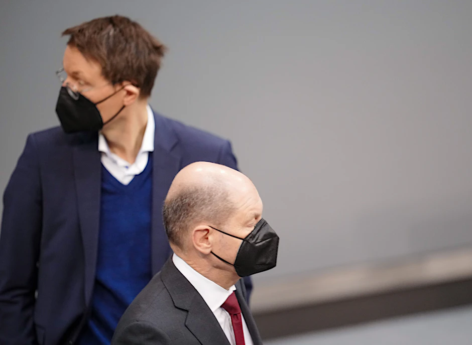 Gesundheitsminister Karl Lauterbach (links) und Kanzler Olaf Scholz (rechts) in der Sitzung des Bundestags, auf der die allgemeine Impfpflicht abgelehnt wurde