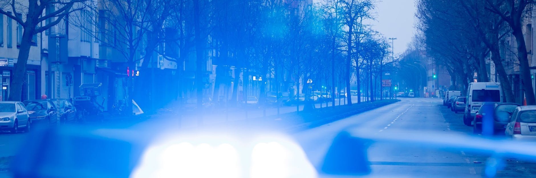 Ein Blaulicht leuchtet auf dem Dach eines Streifenwagens der Polizei (Symbolfoto). 