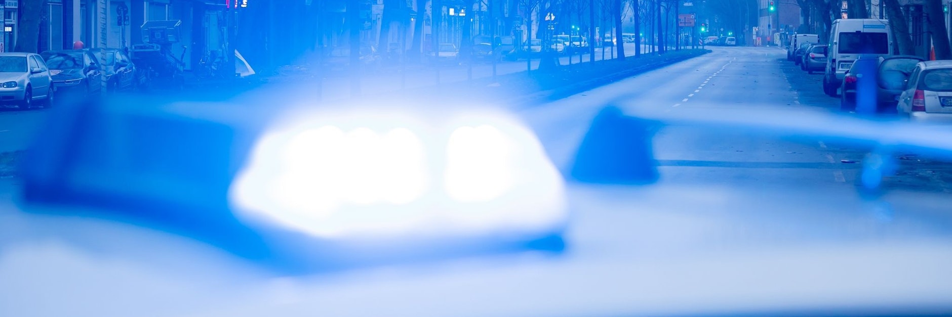 Ein Mann hat in Zürich eine Frau erschossen und ist bei einem Schusswechsel mit der Polizei mutmaßlich selbst tödlich getroffen worden, wie die Kantonspolizei Zürich am frühen Donnerstagmorgen mitteilte. (Symbolbild)