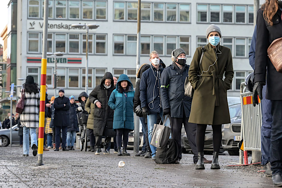 Menschen stehen an der Stockholmer City-Terminal-Station für eine Corona-Impfung an