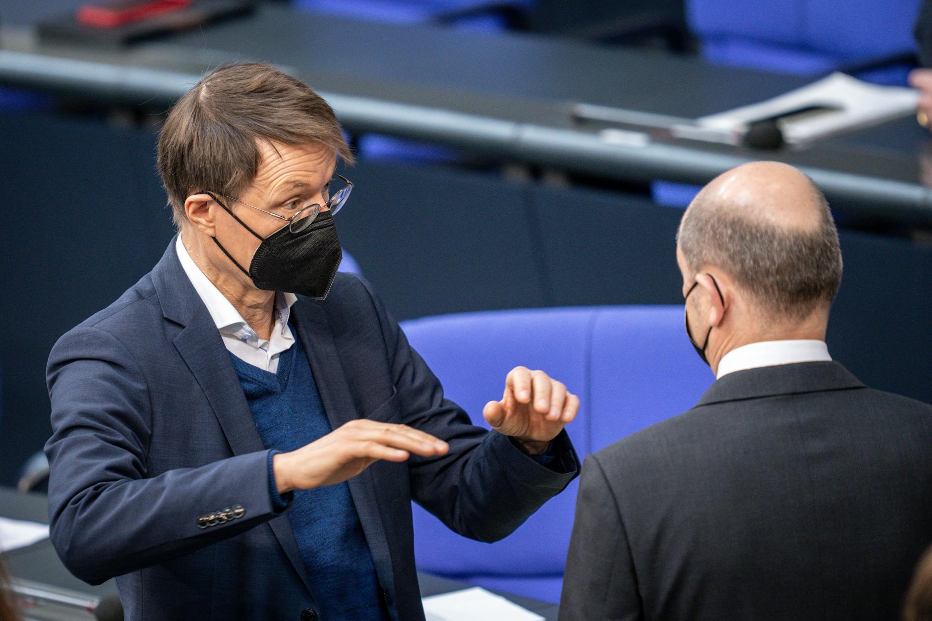 Niederlage für Bundeskanzler Olaf Scholz (r, SPD), und Karl Lauterbach (SPD), Bundesminister für Gesundheit, die sich für eine Impfpflicht ausgesprochen hatten.