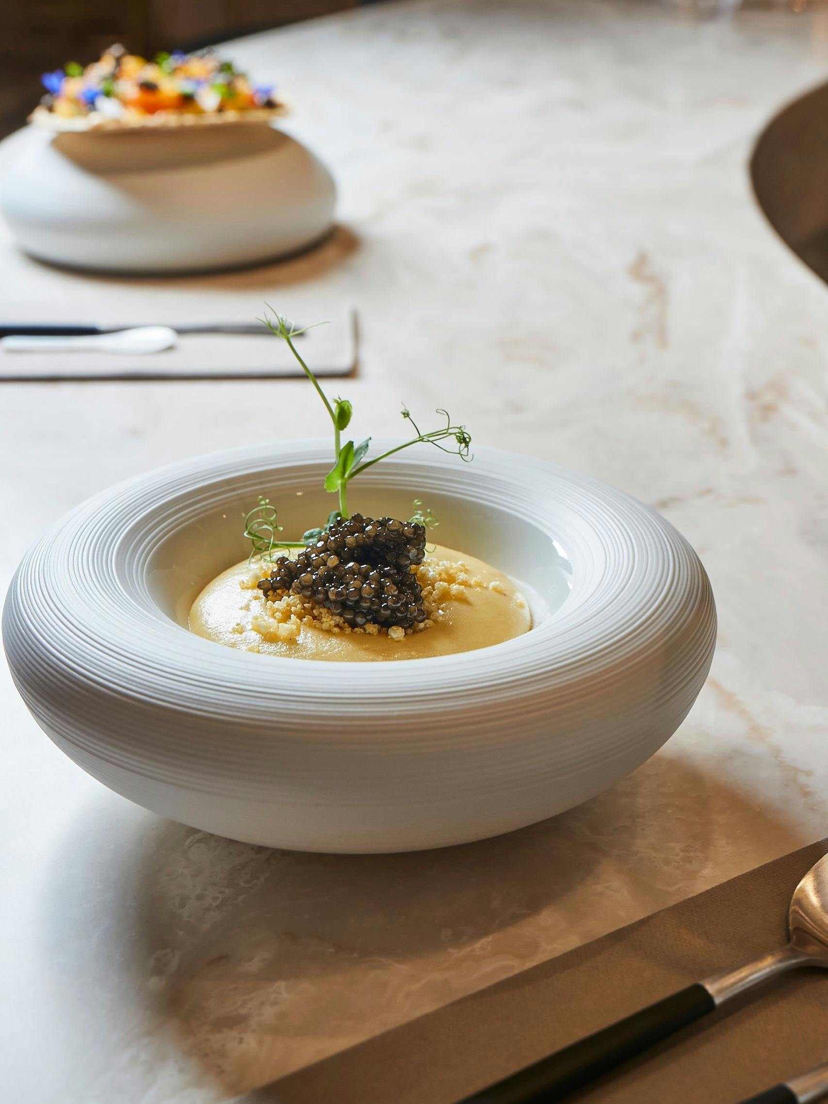 Für den kleinen Hunger: Kartoffelschaum, konfierte Zwiebel mit Kaviar.