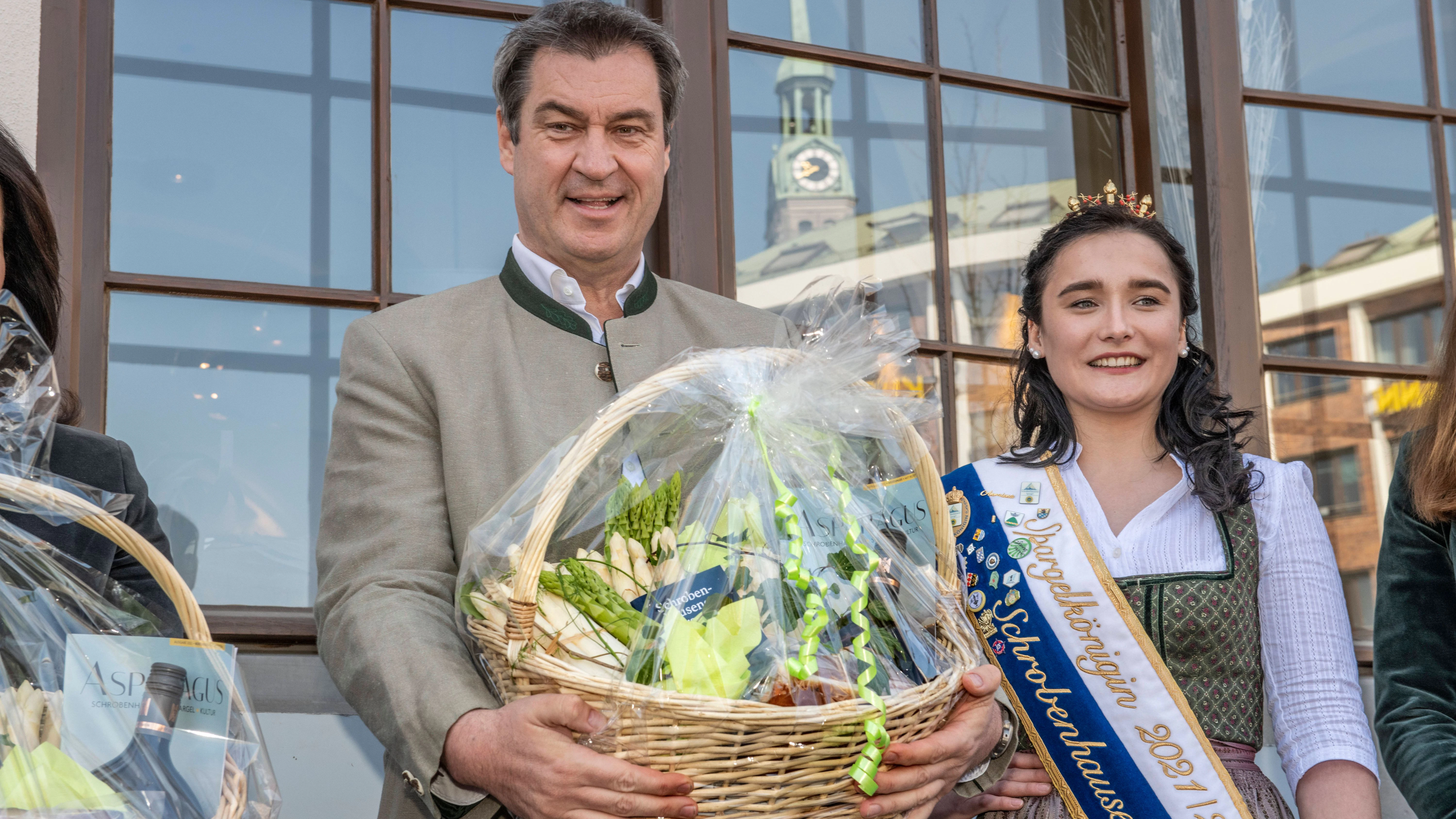 Das ist Deutschland: Markus Söder und Annalena Fischhaber, Schrobenhausener Spargelkönigin 2021/22, mit einem Spargel-Geschenkekorb.