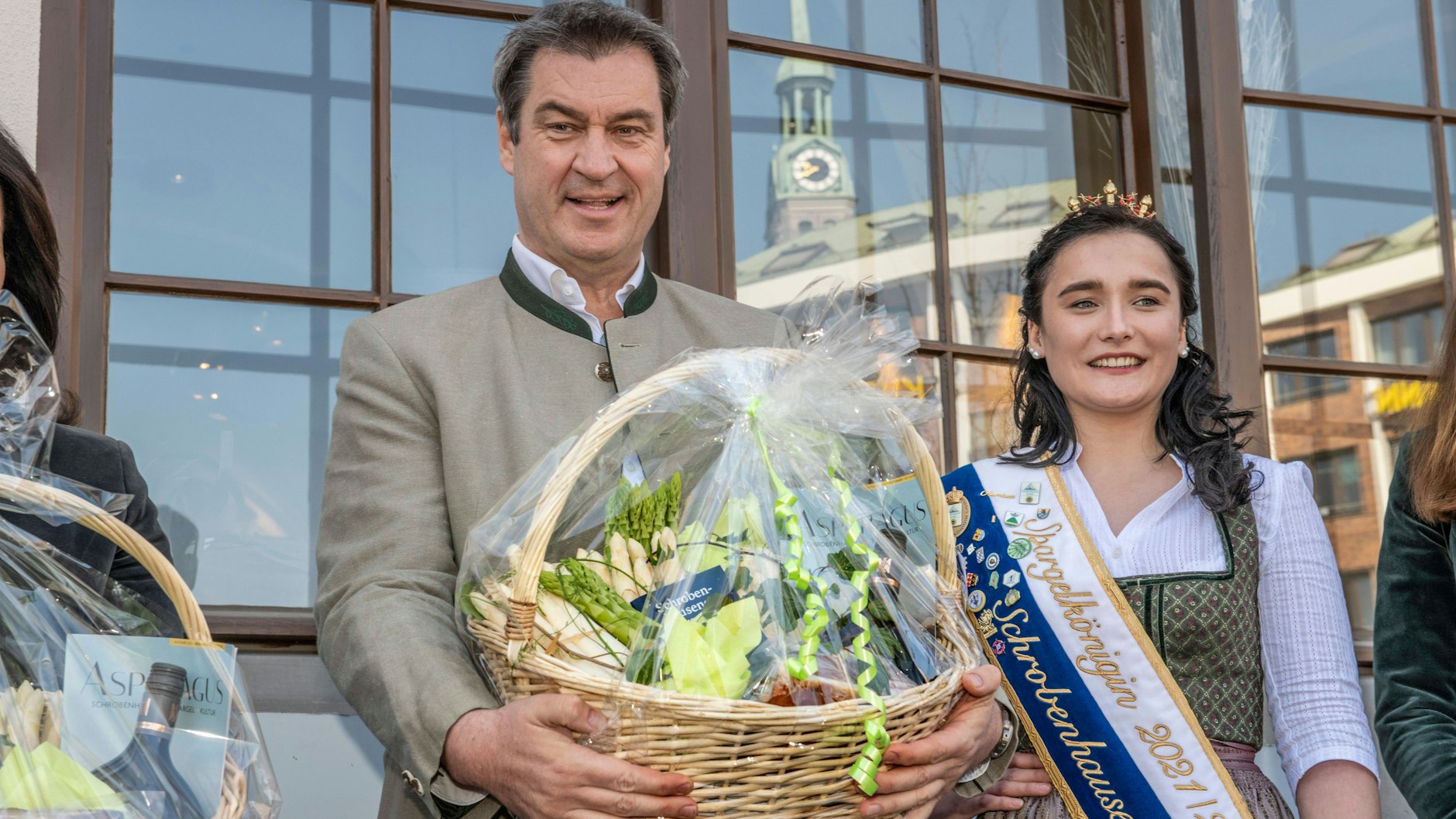 Das ist Deutschland: Markus Söder und Annalena Fischhaber, Schrobenhausener Spargelkönigin 2021/22, mit einem Spargel-Geschenkekorb.