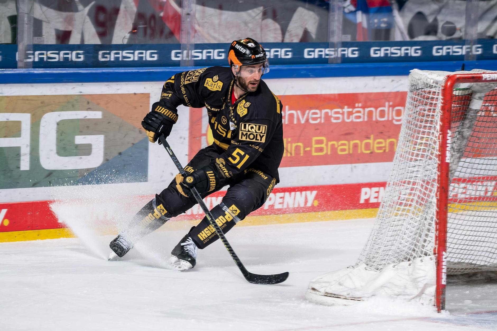 Eisbär Frans Nielsen lässt das Eis schneien.