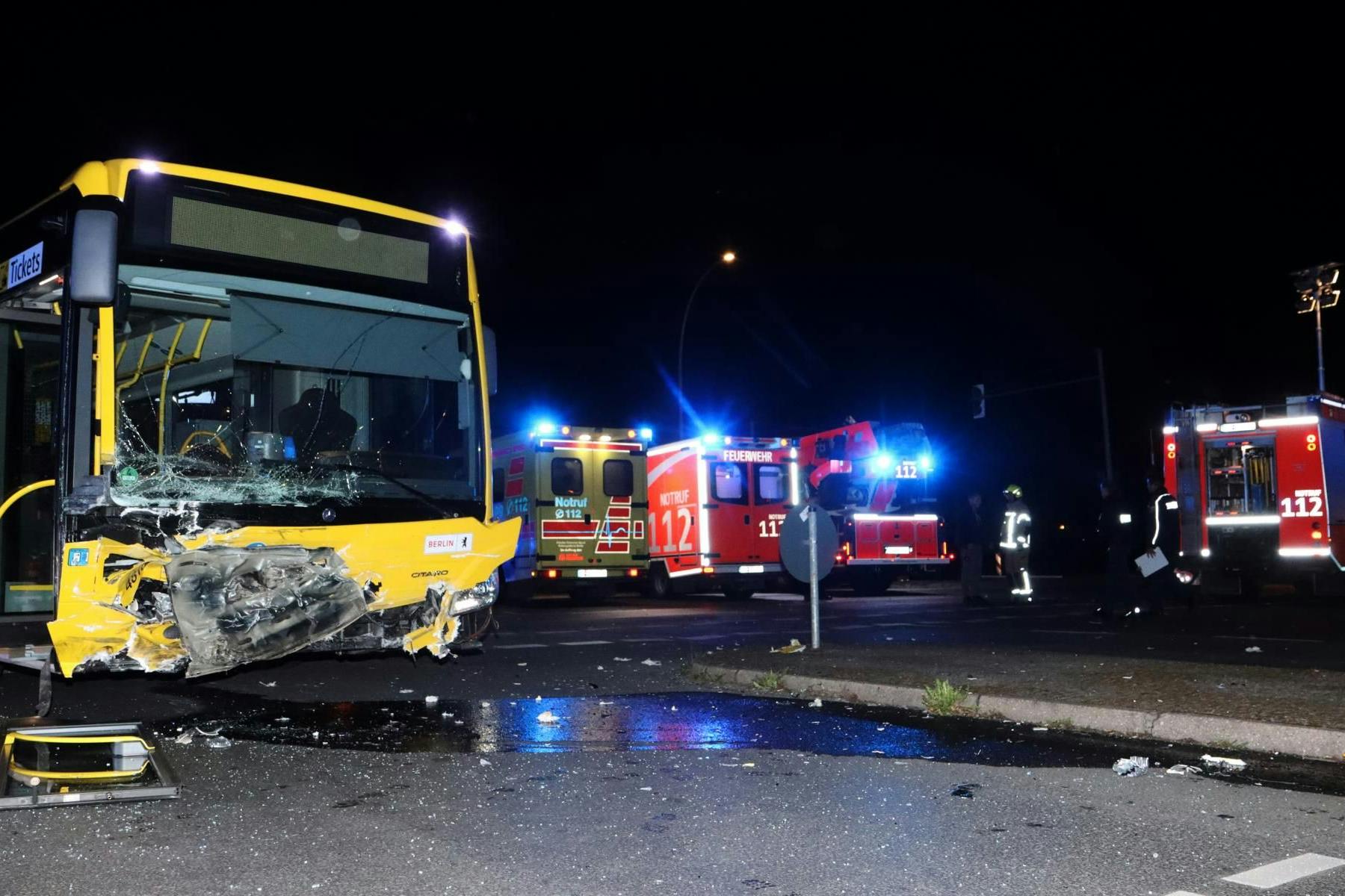 Berlin-Marzahn, kurz nach 23 Uhr: Eine wilde Verfolgungsjagd zweier Diesel-Diebe mit der Berliner Polizei endet in einem Unfall-Drama.