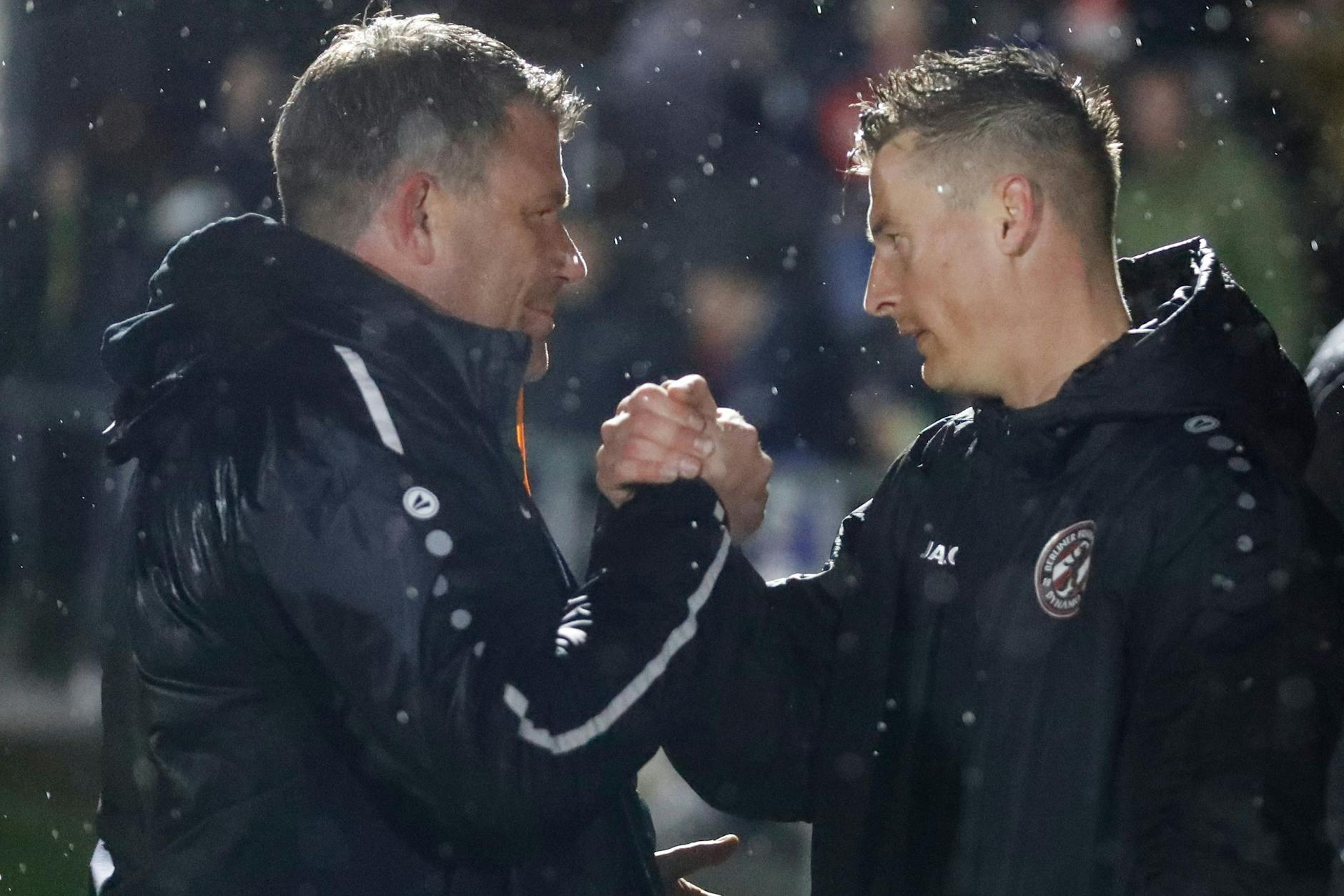 Abgemacht! BFC-Trainer Christian Benbennek schlägt mit Matthias Steinborn ein. Es gibt einen Tag frei bei Dynamo.