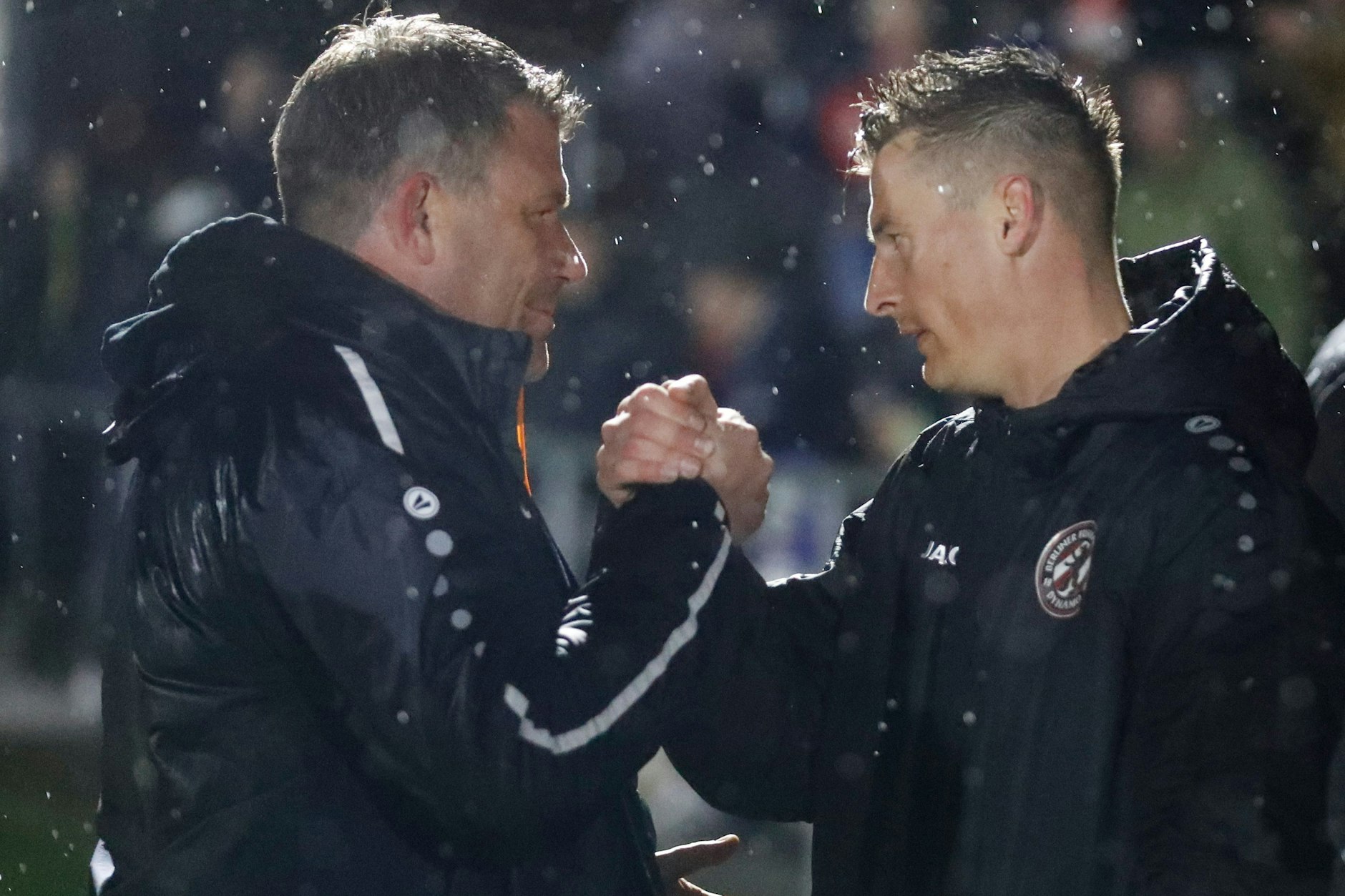 Abgemacht! BFC-Trainer Christian Benbennek schlägt mit Matthias Steinborn ein. Es gibt einen Tag frei bei Dynamo.