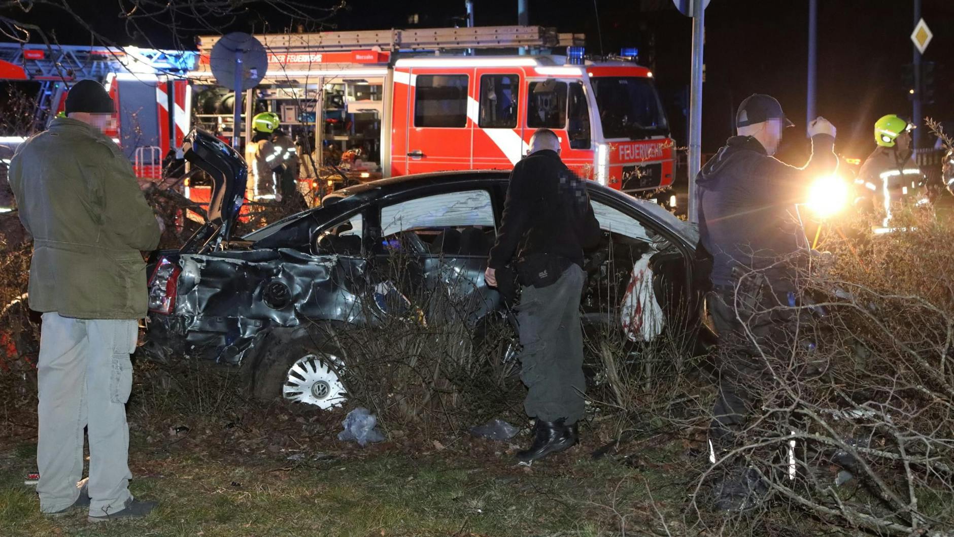 Der VW der Diesel-Diebe wurde auf der Landsberger Allee von einem Bus erfasst und meterweit über den Gehweg bis in ein Gebüsch geschleudert.