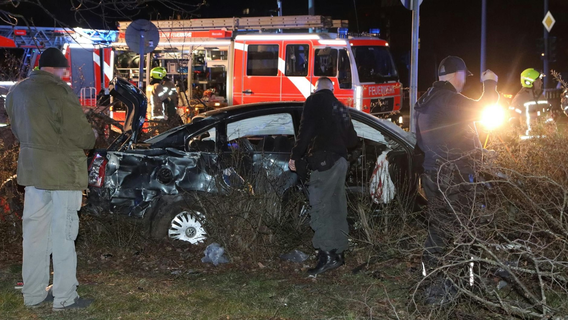 Der VW der Diesel-Diebe wurde auf der Landsberger Allee von einem Bus erfasst und meterweit über den Gehweg bis in ein Gebüsch geschleudert.