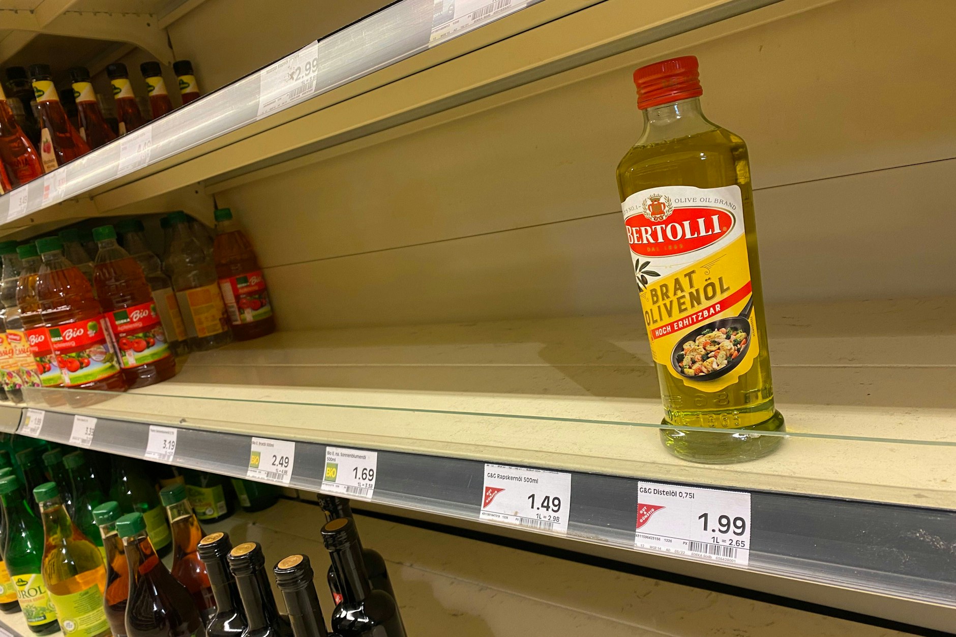 Das vertraute Bild im Supermarktregel: Leer gefegte Fächer, wo sonst Sonnenblumenöl stand. Nun kehrt es zurück, zu Mondpreisen.