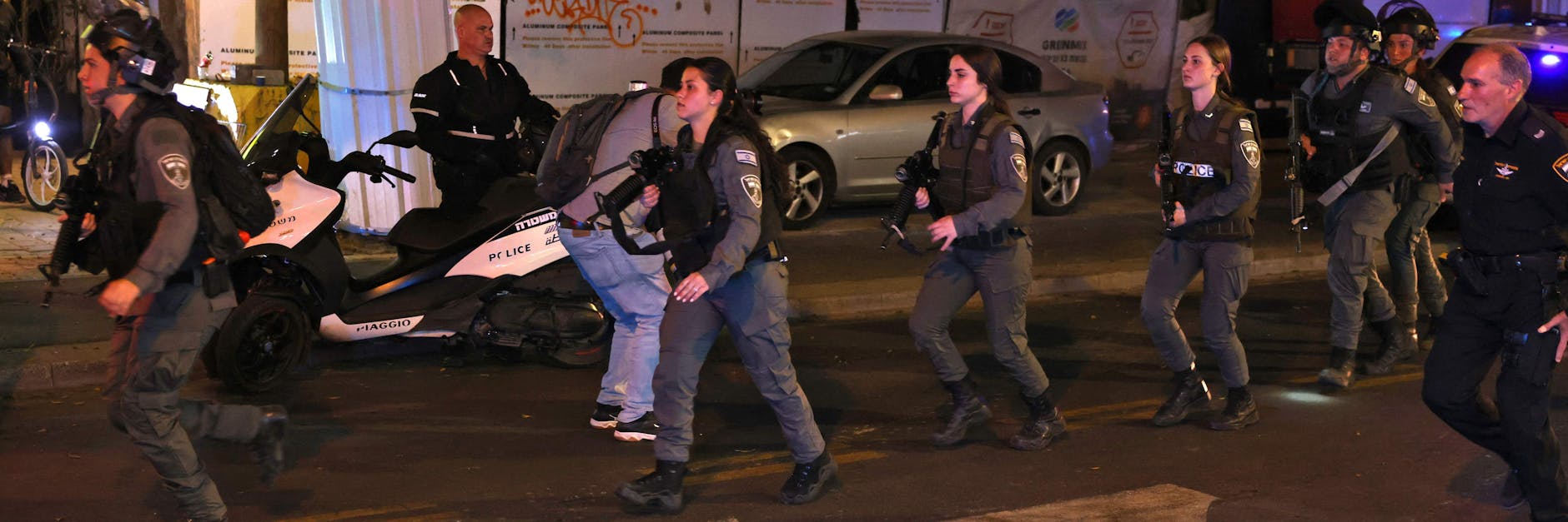 Sicherheitskräfte durchkämmten die Stadt auf der Suche nach dem flüchtigen Attentäter.