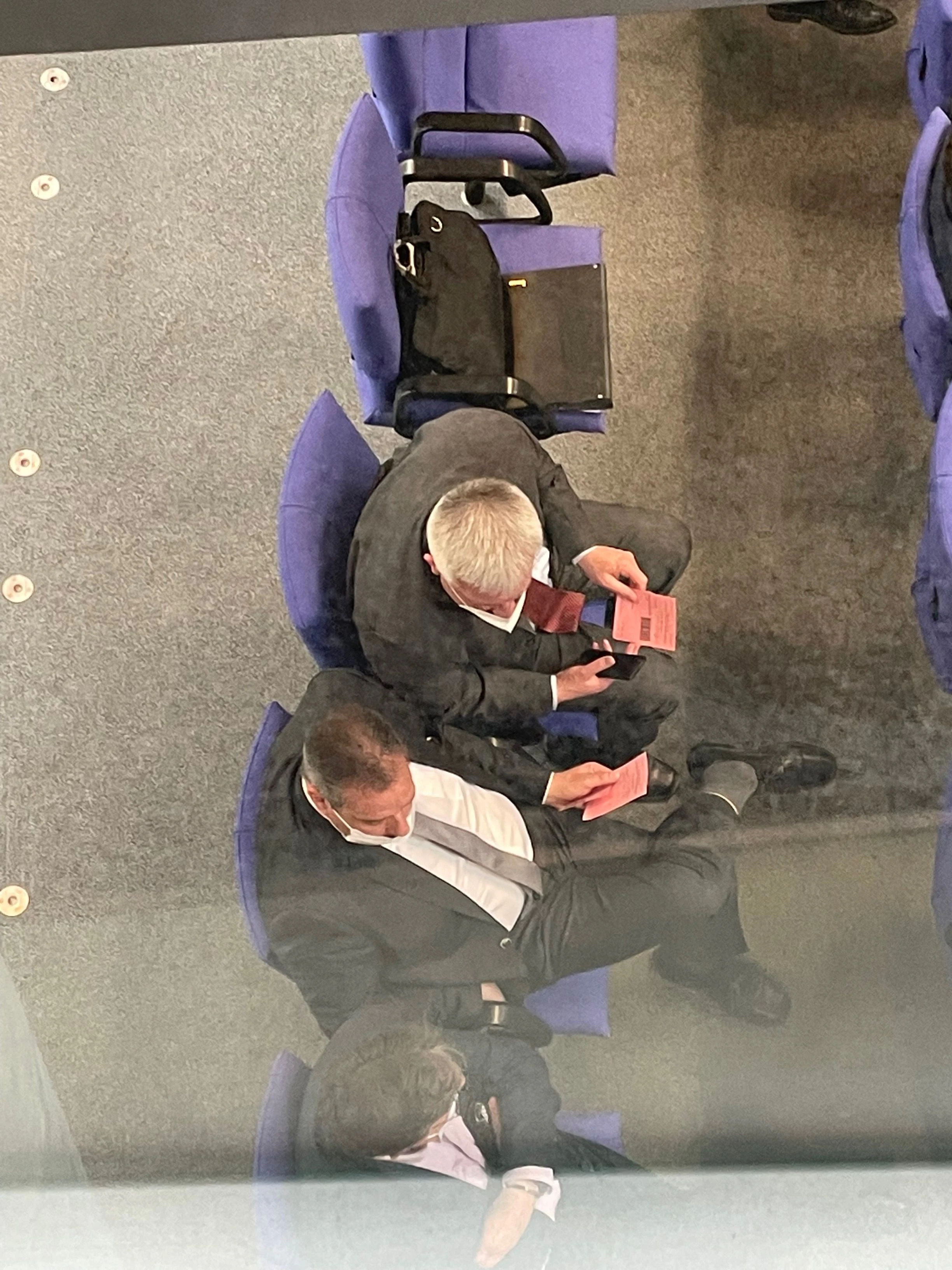 Die Stimmzettel zur Abgabe. Bundestag, Impfpflichtdebatte 7. April 2022.