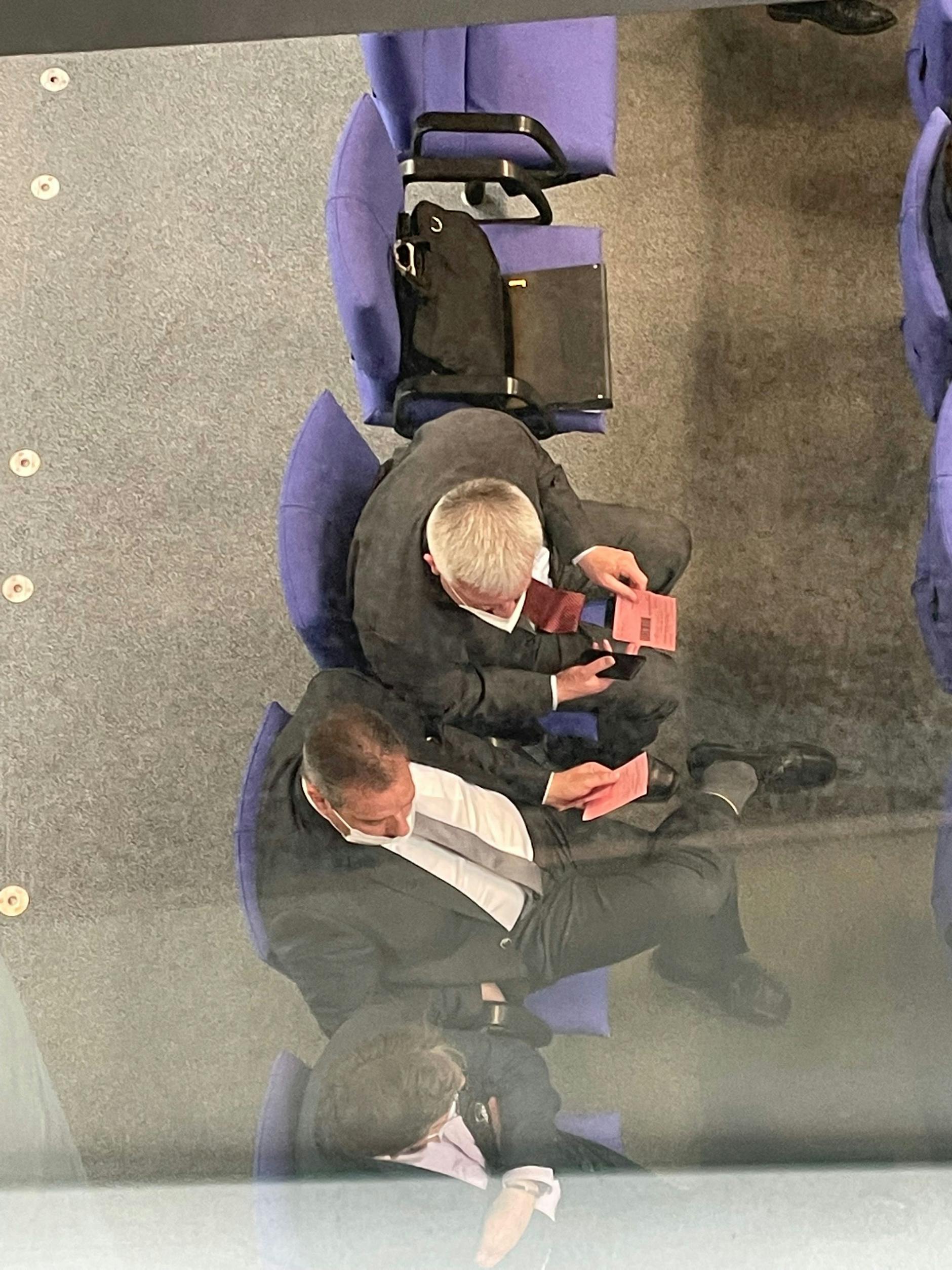 Die Stimmzettel zur Abgabe. Bundestag, Impfpflichtdebatte 7. April 2022.