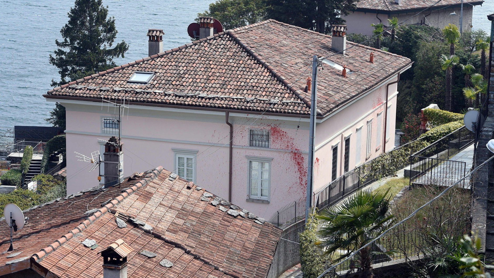 Die Villa des russischen TV-Moderators wurde mit roter Farbe beschmiert.