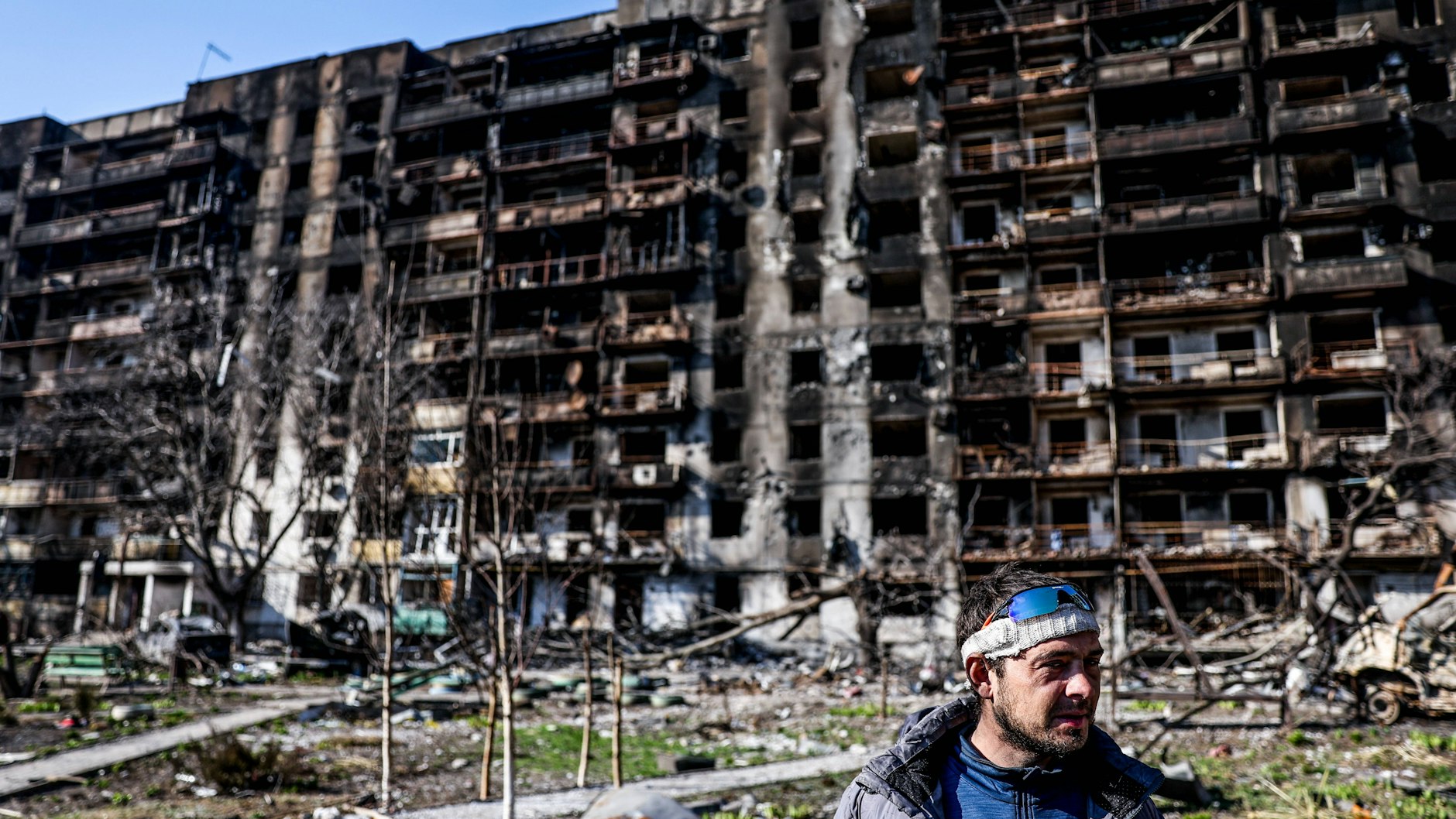 Ein zerstörter Wohnblock in Mariupol – Extremisten halten dies für eine Inszenierung.