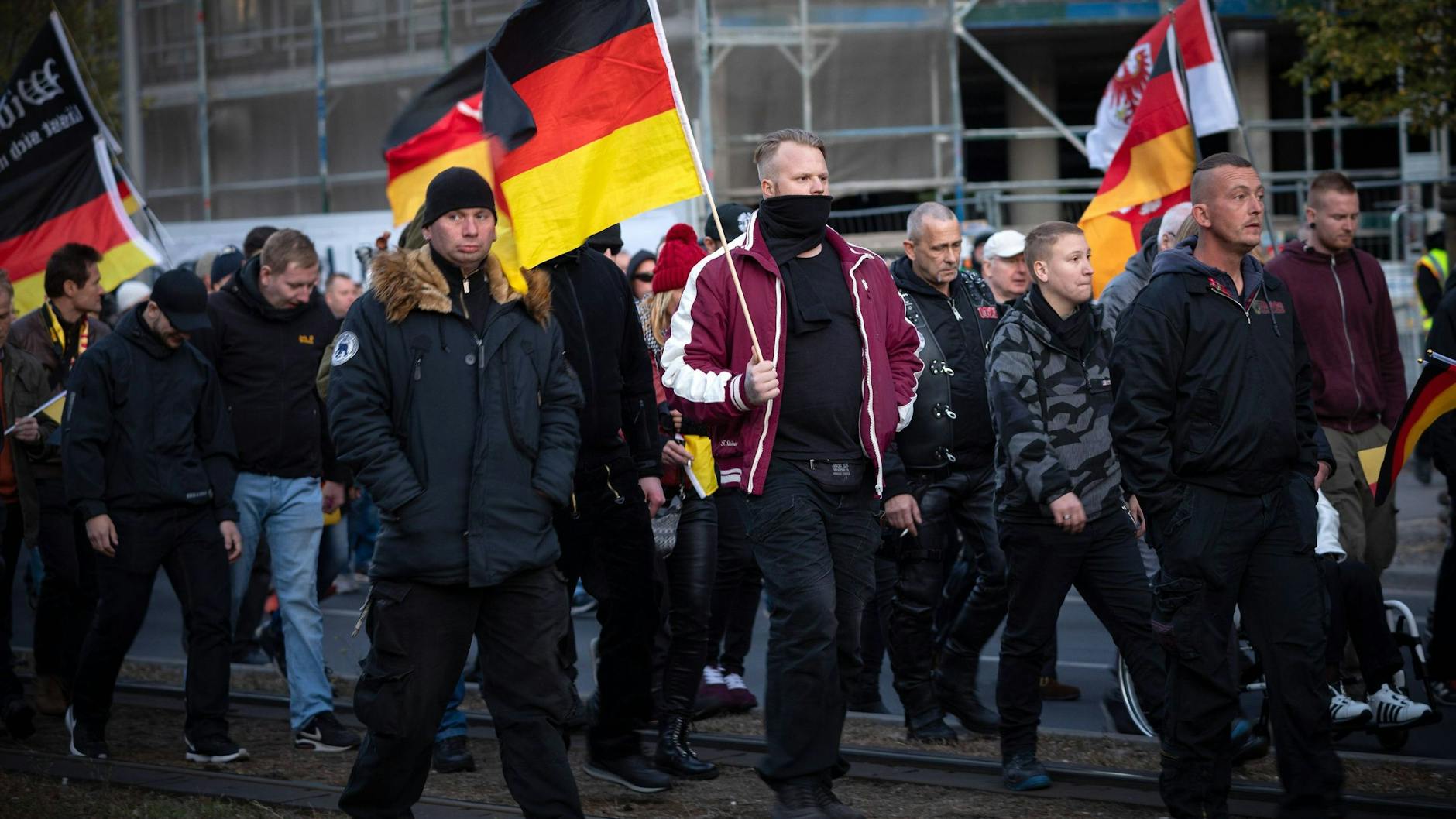 Rechtsextremisten marschieren durch Berlin. Eine Aufnahme vom 3. Oktober 2018.