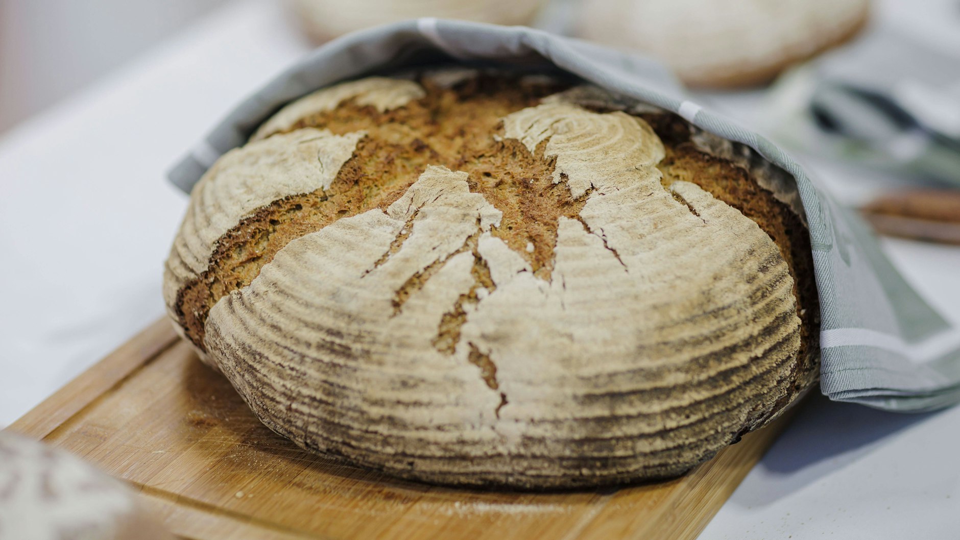 Ein frisches Holzofenbrot hält auch Leib und Seele zusammen.