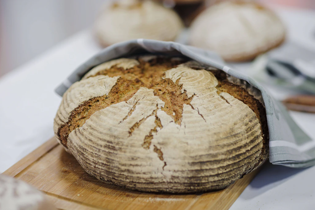„Trocken Brot macht Wangen rot“: Wie ein Nahrungsmittel die Sprache prägte