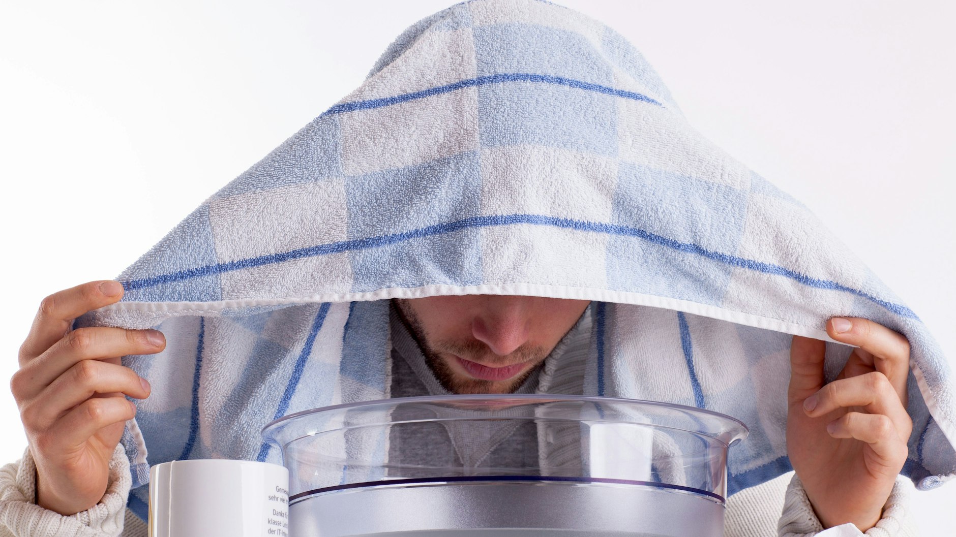 Das Dampfbad, ein bewährtes Hausmittel bei Heuschnupfen.