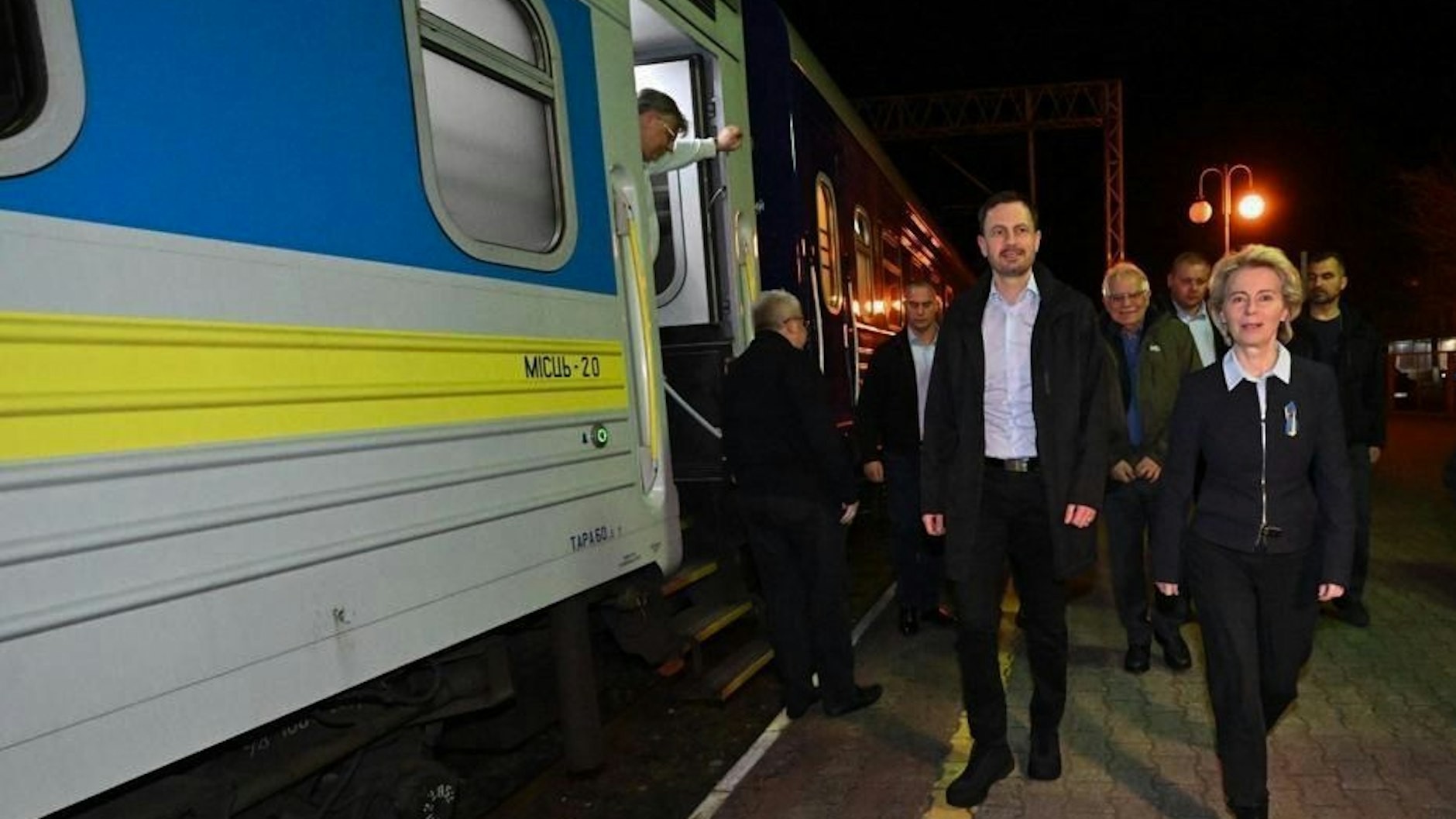 EU-Kommissionspräsidentin Ursula von der Leyen (r) geht auf dem Bahnsteig in Przemysl, um in den Zug nach Kiew, Ukraine, zu steigen.  Sie will dort den ukrainischen Präsidenten Wolodymyr Selenskyj treffen. 