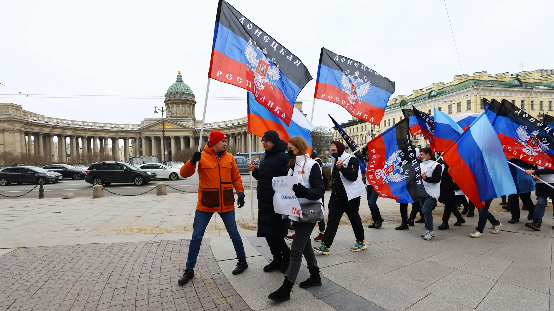 Demo für die Unabhängigkeit der Volksrepubliken Donezk und Lugansk in St. Petersburg
