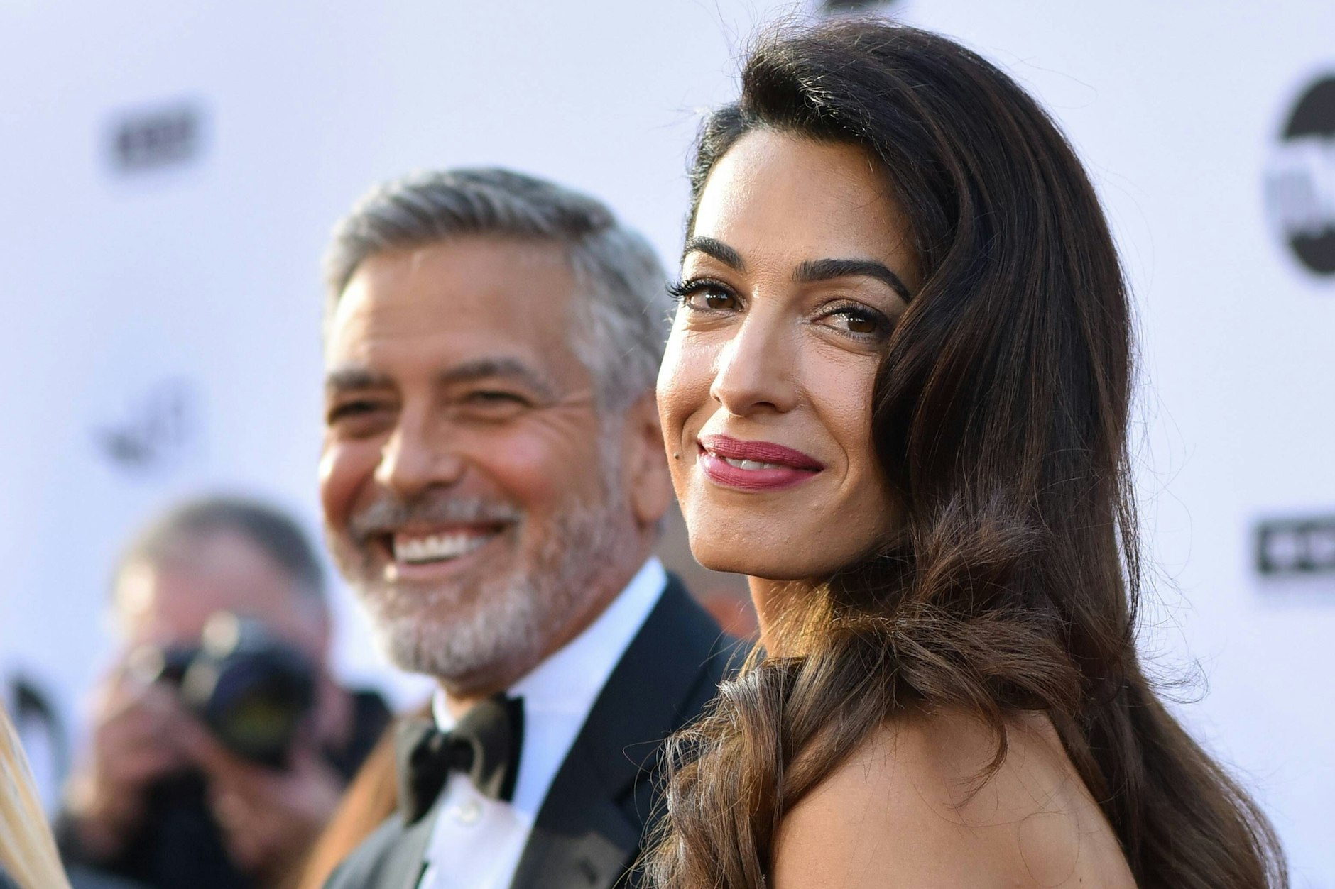 „Sie ist eigentlich viel zu intelligent für mich,“ sagt Schauspieler George Clooney über seine Frau, die Menschenrechtsanwältin Amal Clooney. Noch hält die Ehe!
