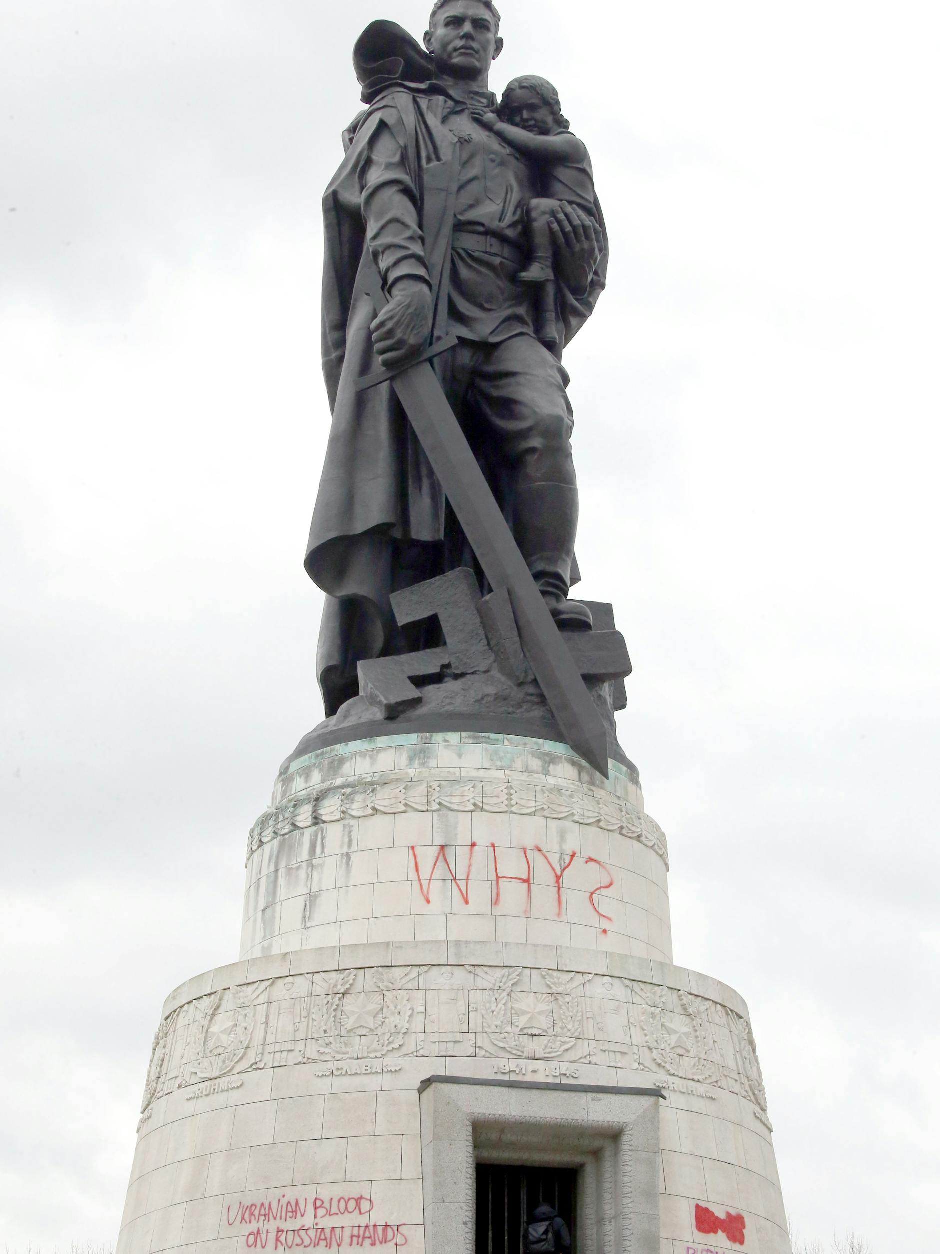 Der Sockel der Statue wurde mit Parolen beschmiert.