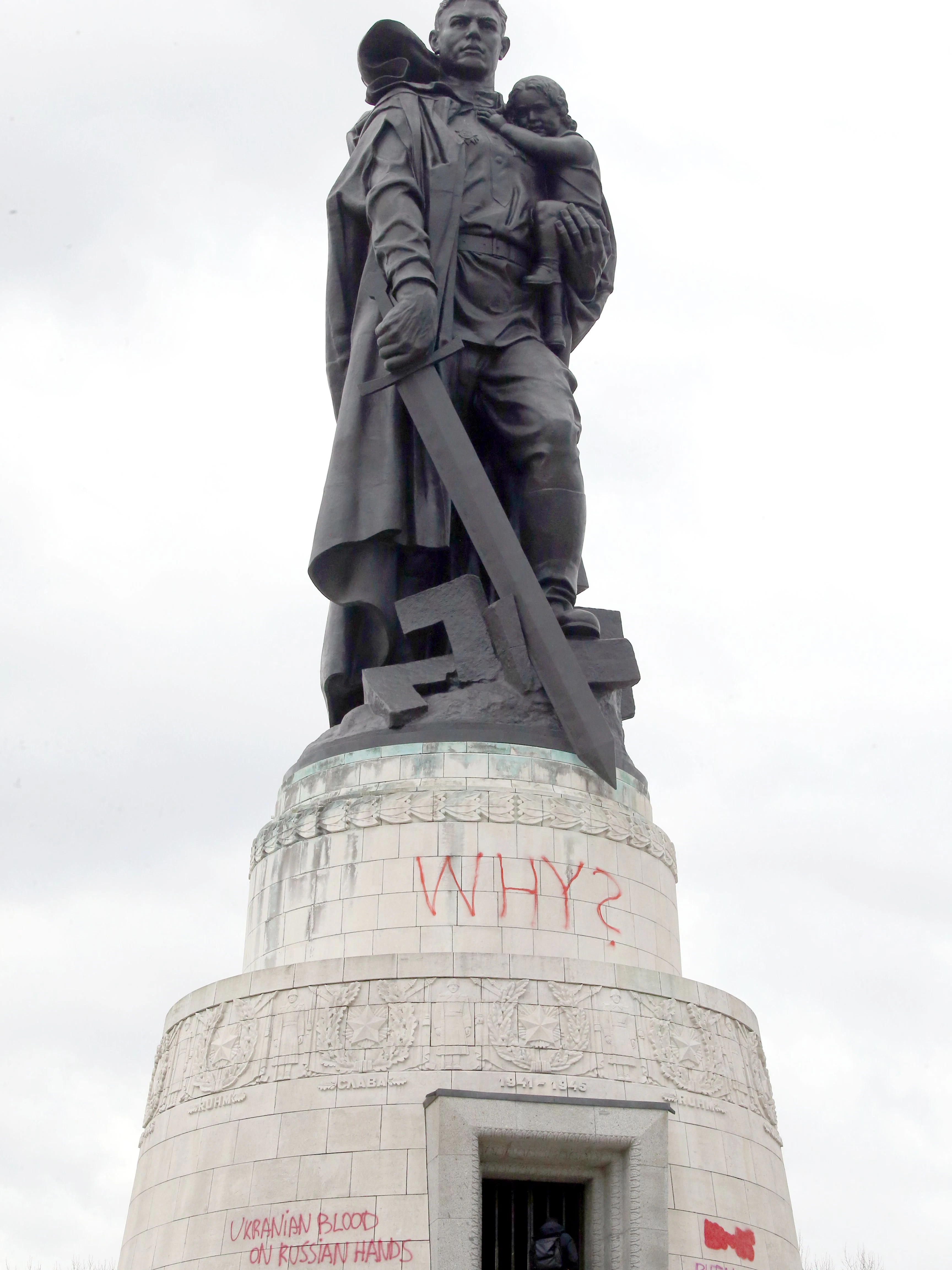 Der Sockel der Statue wurde mit Parolen beschmiert.