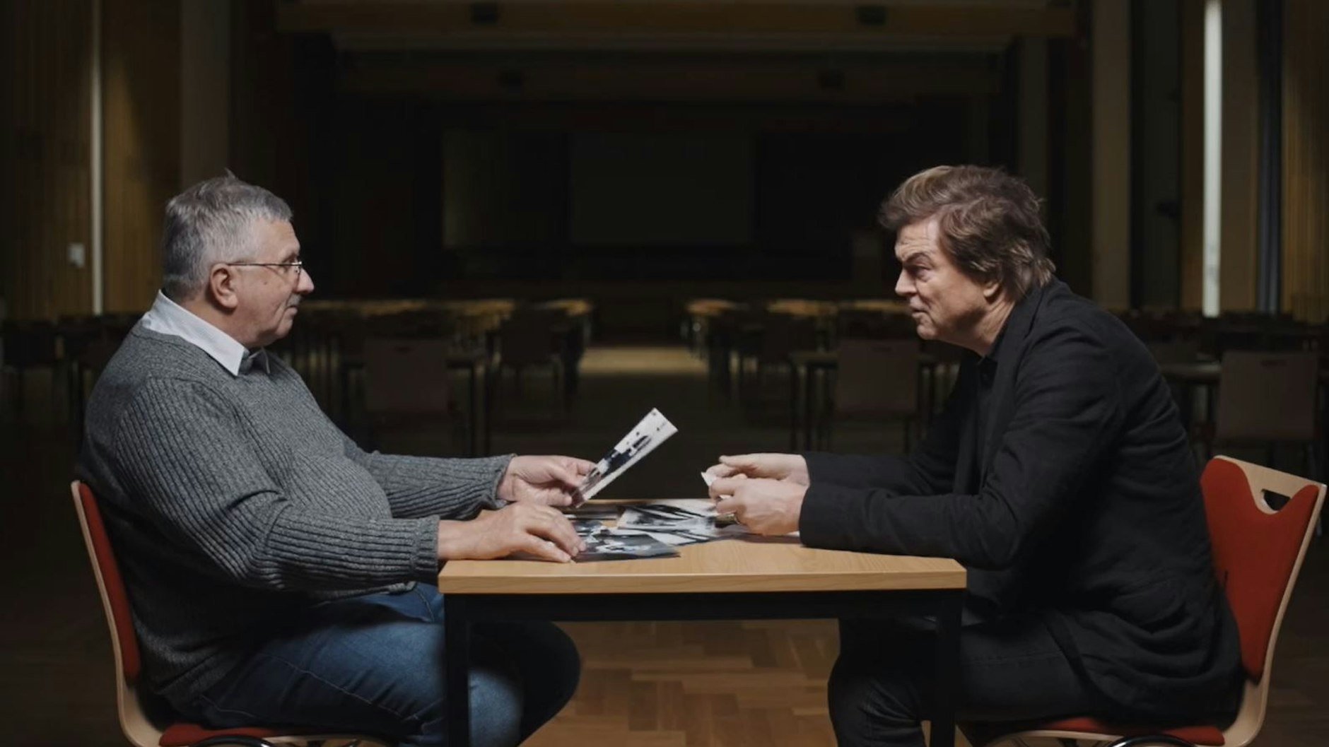 Campino im Gespräch mit dem ehemaligen DDR-Stasi-Mitarbeiter – im Gebäude der ehemaligen Stasi-Bezirkszentrale Berlin.