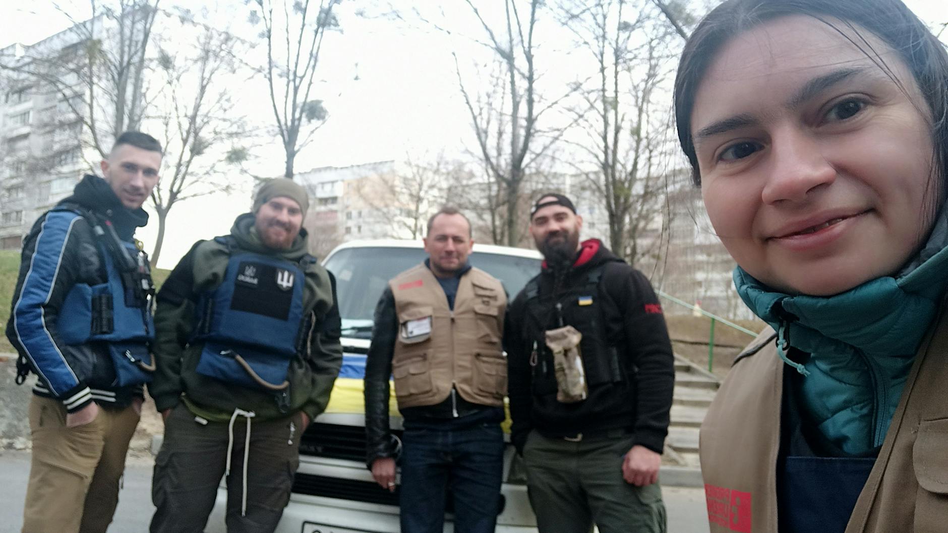 Uljana Kujditsch (rechts) mit dem Team der französischen Hilfsorganisation und einem lokalen Guide.