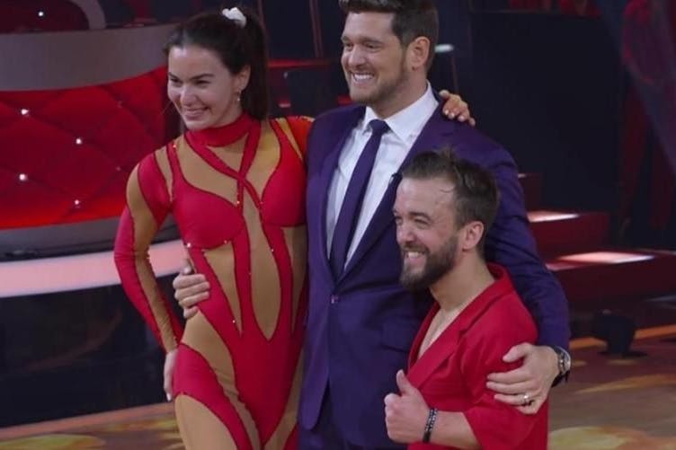 Michael Bublé (Mitte) mit dem Tanzpaar Renata Lusin und Mathias Mester.