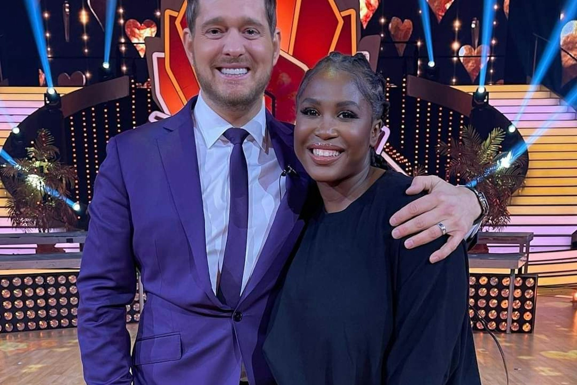 Michael Bublé mit der Jurorin Motsi Mabuse auf der Bühne der „Let's Dance“-Show