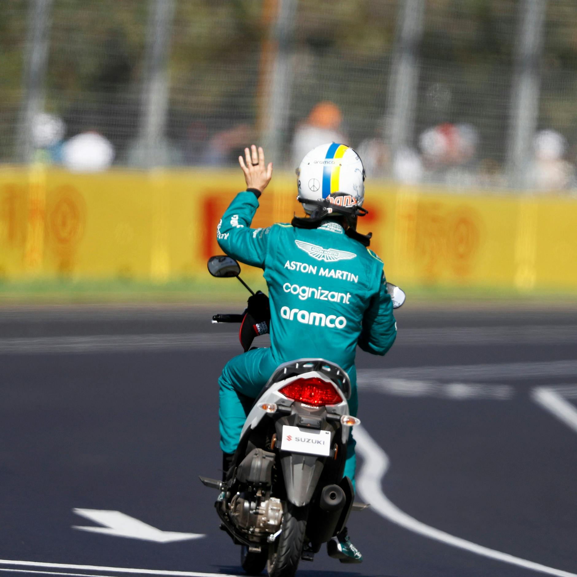 Sebastian Vettel fuhr mit dem Motorscooter zurück in die Boxengasse.