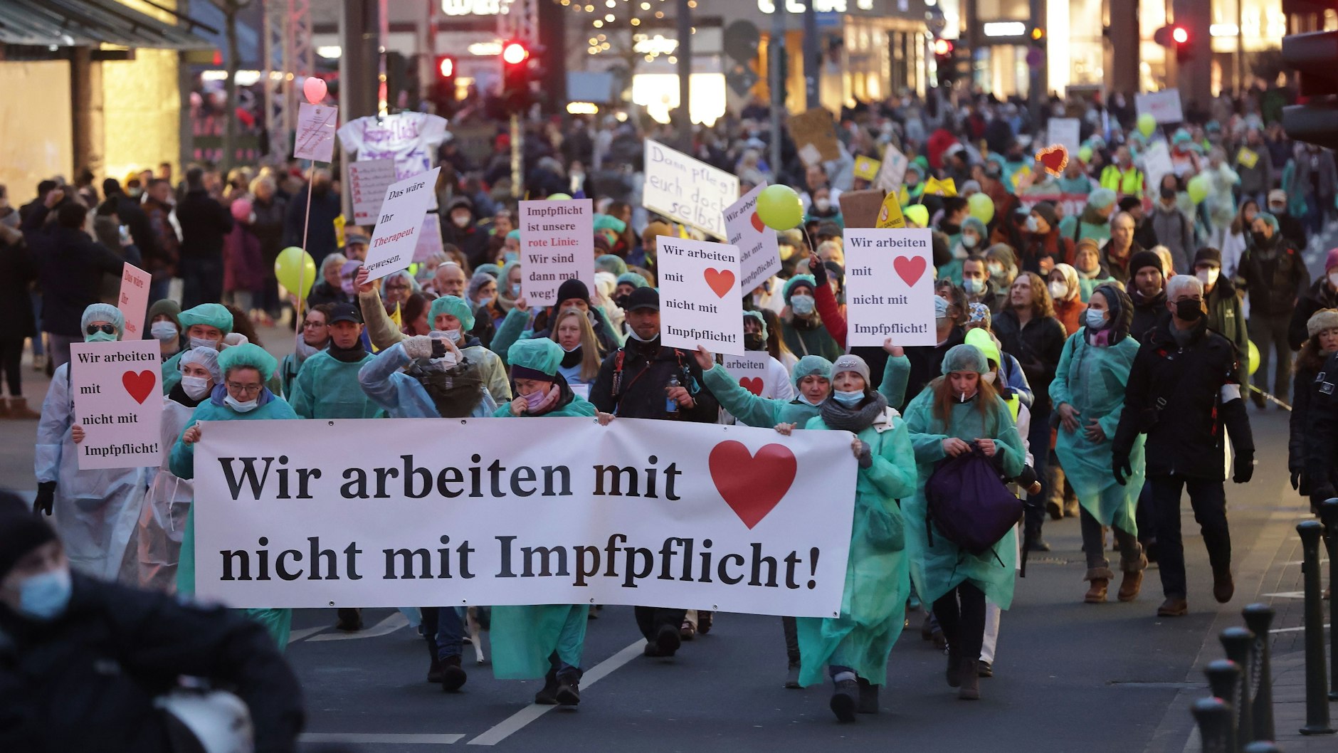 Beschäftigte aus dem Gesundheitswesen demonstrieren für eine freie Impfentscheidung.