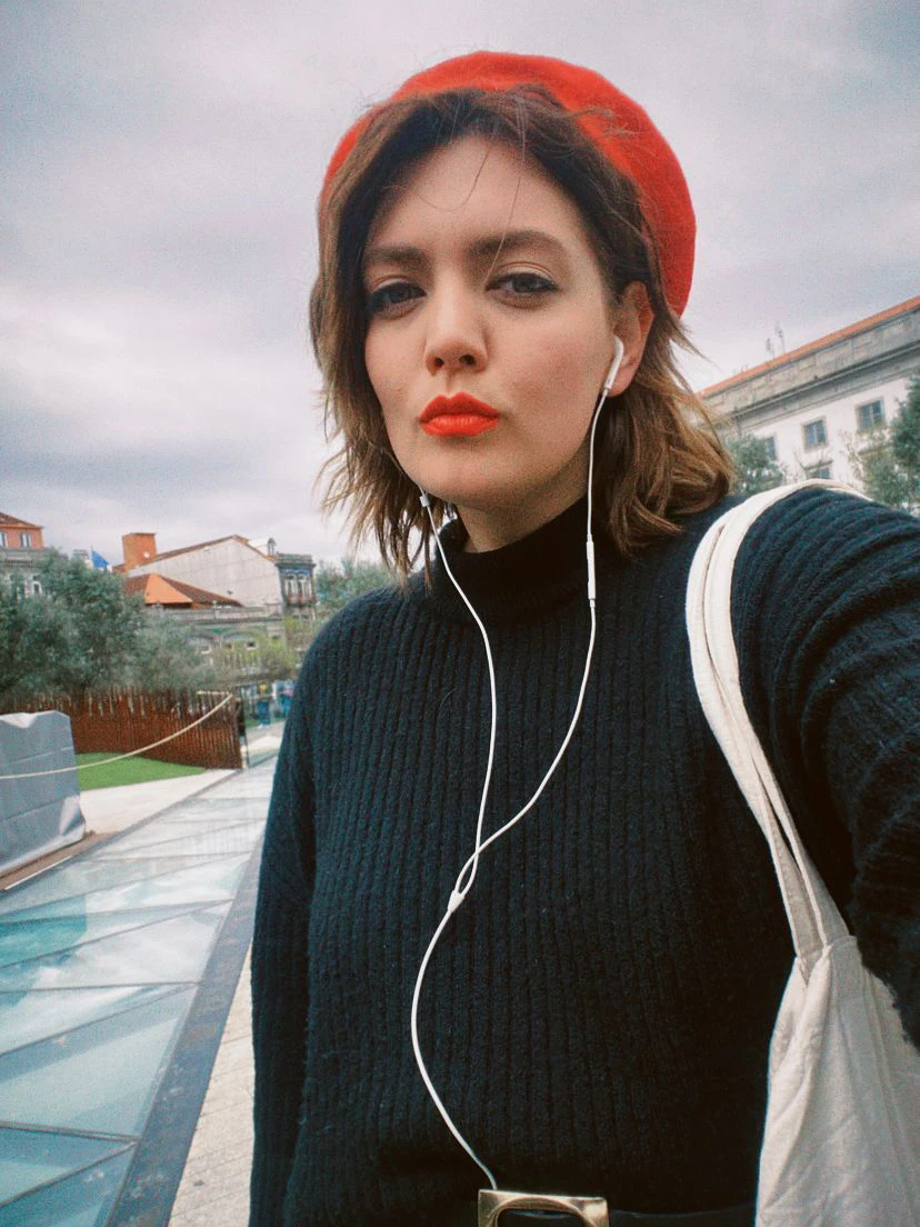 Unsere Autorin Thaisa Semenova nach ihrer Ankunft in Portugal.