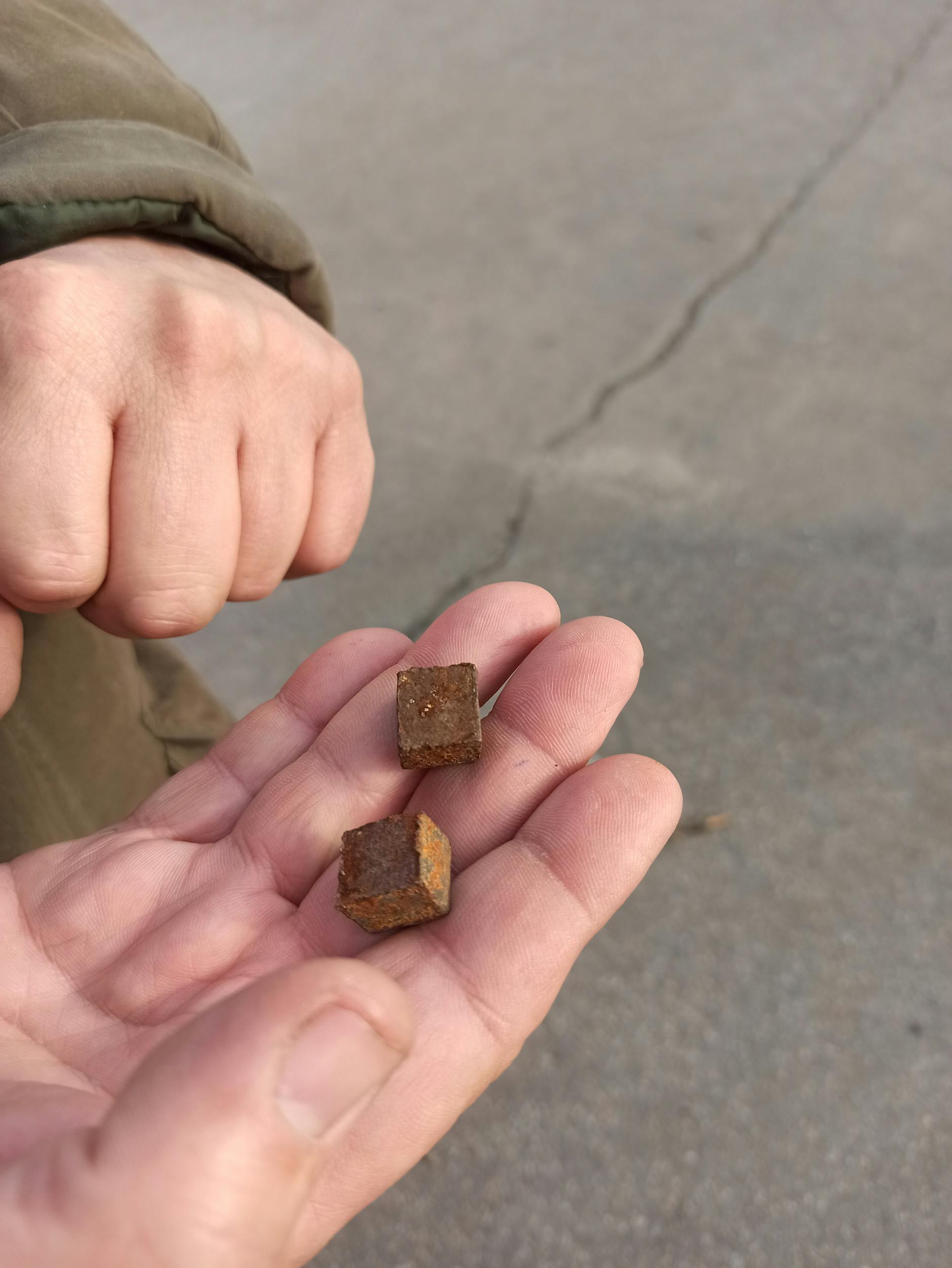 Überall finden sich Überbleibsel der Raketen.