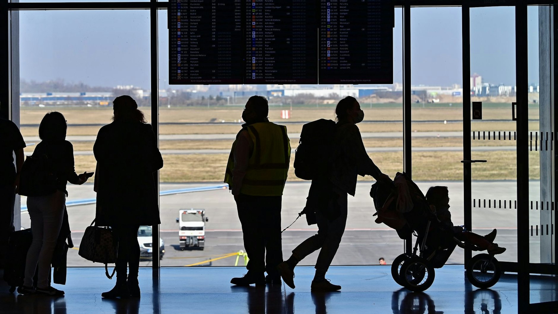 Auf in den Urlaub! Passagiere im Pier Nord des Flughafens BER in Schönefeld.